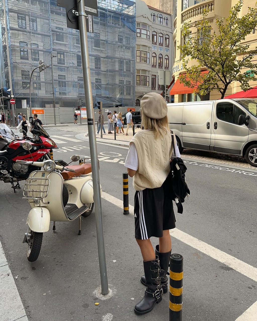 아디다스 쇼츠에 뭐 신지?🩳🔍
아디다스 쇼츠와 환상의 궁합을 자랑하는 신발 조합 5가지😉

1. 아디다스 쇼츠 + 플랫 슈즈
아디다스 쇼츠와 러블리한 플랫 슈즈도 꽤 괜찮은 궁합을 자랑합니다. 자칫 지루한 스타일링이 될 수 있는 코디에 귀여운 포인트를 더해주는 셈이죠.

2. 아디다스 쇼츠 + 버켄스탁 보스턴
편함에 편함을 더해 더욱 힙해지는 두 브랜드 아이템의 찰떡 케미. 원마일웨어로도 손색없는 아디다스 쇼츠와 버켄스탁 보스턴의 조합입니다.

3. 아디다스 쇼츠 + 스니커즈
말이 필요 없는 조합이죠. 스포티한 아이템들을 조합하여 실패 없이 다양한 일상룩을 즐겨볼 수 있습니다. 

4. 아디다스 쇼츠 + 로퍼
스포티한 쇼츠와 포멀한 로퍼의 만남이라니. 말만 들었을 때에는 안 어울릴 것 같은 이 조합이 최근 해외 인플루언서들 사이에서 인기입니다. 상의로 셔츠나 블라우스까지 믹스매치한다면 완벽한 이 조합! 

5. 아디다스 쇼츠 + 롱부츠
비 오는 날이면 아디다스 쇼츠에 롱부츠를 매치해보세요. 시원하고 편한 아디다스 쇼츠와 장화 역할을 대신해 줄 롱부츠 조합으로 스타일리시하고도 든든한 코디를 완성할 수 있습니다. 이미지9