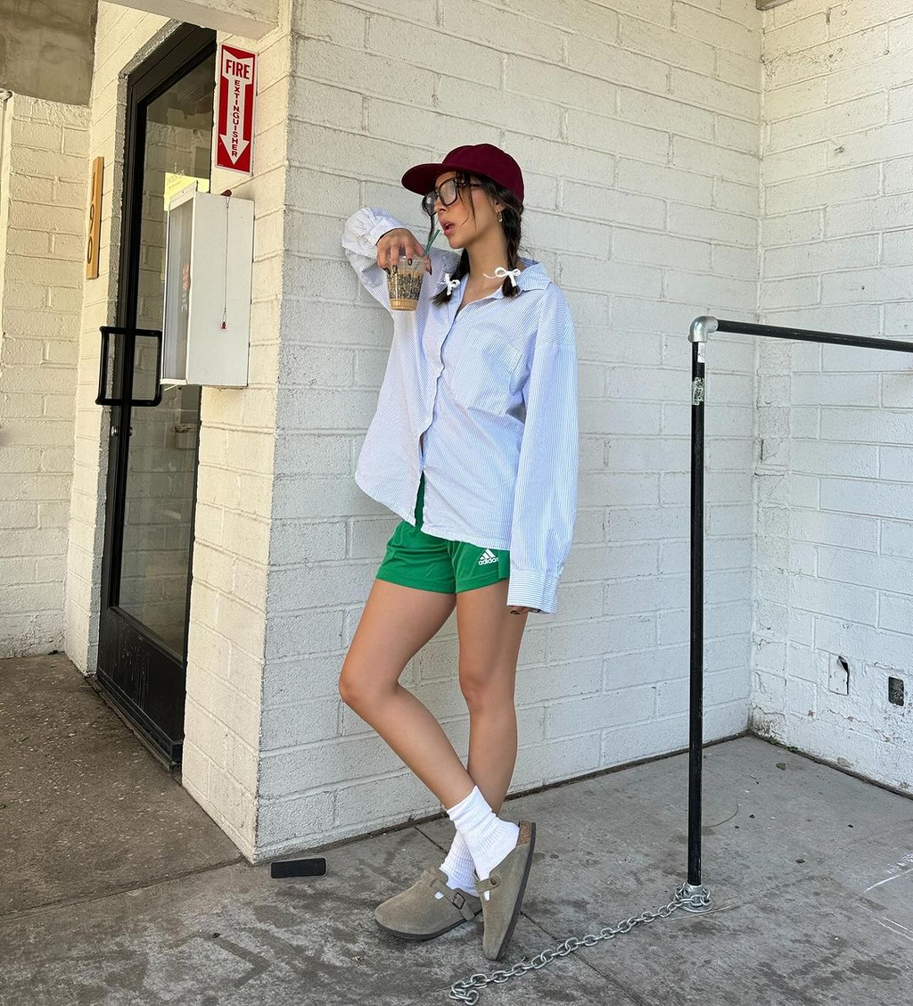 아디다스 쇼츠에 뭐 신지?🩳🔍
아디다스 쇼츠와 환상의 궁합을 자랑하는 신발 조합 5가지😉

1. 아디다스 쇼츠 + 플랫 슈즈
아디다스 쇼츠와 러블리한 플랫 슈즈도 꽤 괜찮은 궁합을 자랑합니다. 자칫 지루한 스타일링이 될 수 있는 코디에 귀여운 포인트를 더해주는 셈이죠.

2. 아디다스 쇼츠 + 버켄스탁 보스턴
편함에 편함을 더해 더욱 힙해지는 두 브랜드 아이템의 찰떡 케미. 원마일웨어로도 손색없는 아디다스 쇼츠와 버켄스탁 보스턴의 조합입니다.

3. 아디다스 쇼츠 + 스니커즈
말이 필요 없는 조합이죠. 스포티한 아이템들을 조합하여 실패 없이 다양한 일상룩을 즐겨볼 수 있습니다. 

4. 아디다스 쇼츠 + 로퍼
스포티한 쇼츠와 포멀한 로퍼의 만남이라니. 말만 들었을 때에는 안 어울릴 것 같은 이 조합이 최근 해외 인플루언서들 사이에서 인기입니다. 상의로 셔츠나 블라우스까지 믹스매치한다면 완벽한 이 조합! 

5. 아디다스 쇼츠 + 롱부츠
비 오는 날이면 아디다스 쇼츠에 롱부츠를 매치해보세요. 시원하고 편한 아디다스 쇼츠와 장화 역할을 대신해 줄 롱부츠 조합으로 스타일리시하고도 든든한 코디를 완성할 수 있습니다. 이미지4