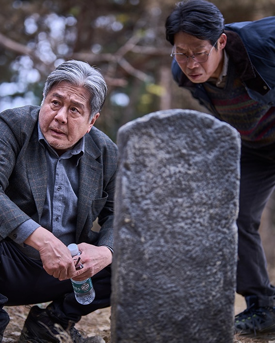 오늘부터 파묘 OTT에서 공개🍿

영화 ‘파묘’를 오늘(15일)부터 넷플릭스와 티빙에서 시청할 수 있습니다. ‘파묘’는 거액의 돈을 받고 수상한 묘를 이장한 풍수사와 장의사, 무속인들에게 벌어지는 기이한 사건을 담은 오컬트 미스터리 영화로, 배우 최민식, 유해진, 김고은, 이도현 등이 출연했는데요. 지난 2월에 개봉하여 올해 첫 천만 영화에 이름을 올리고, 한국 영화 모든 공포물 장르(오컬트, 호러, 좀비 등)에서 역대 흥행 순위 1위를 달성한 작품이죠. 넷플릭스에서는 오늘 오후 5시 이후 공개될 예정이고, 티빙에서는 오후 3시에서 5시 사이 업데이트될 것으로 예상됩니다. 이미지7