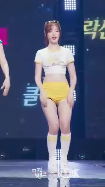 러블리 슈화의 클락션 무대의상💛 귀여운 링커 크롭티에 추억의 돌핀 팬츠로 사랑스러운 스타일링🎀 이미지
