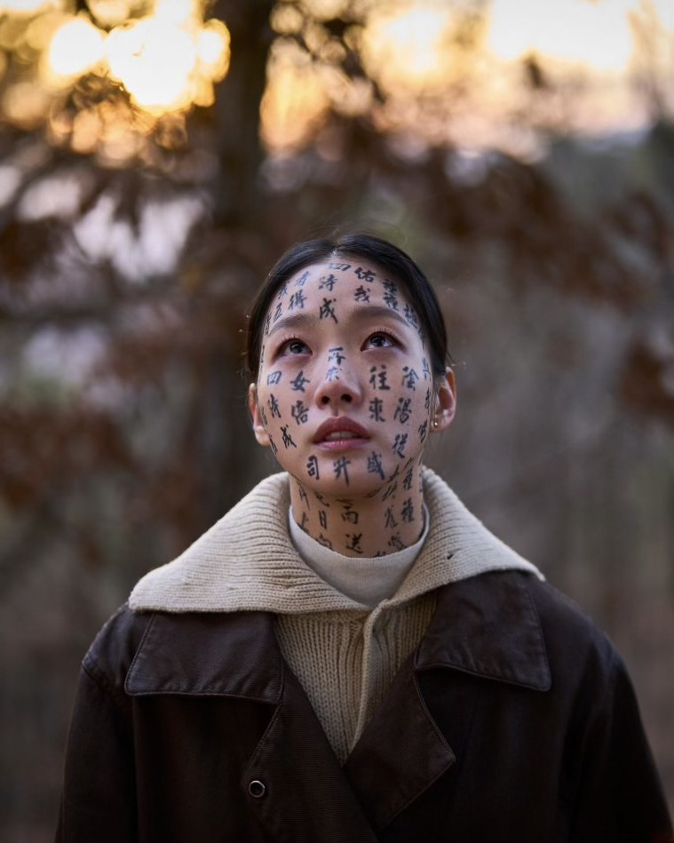 오늘부터 파묘 OTT에서 공개🍿

영화 ‘파묘’를 오늘(15일)부터 넷플릭스와 티빙에서 시청할 수 있습니다. ‘파묘’는 거액의 돈을 받고 수상한 묘를 이장한 풍수사와 장의사, 무속인들에게 벌어지는 기이한 사건을 담은 오컬트 미스터리 영화로, 배우 최민식, 유해진, 김고은, 이도현 등이 출연했는데요. 지난 2월에 개봉하여 올해 첫 천만 영화에 이름을 올리고, 한국 영화 모든 공포물 장르(오컬트, 호러, 좀비 등)에서 역대 흥행 순위 1위를 달성한 작품이죠. 넷플릭스에서는 오늘 오후 5시 이후 공개될 예정이고, 티빙에서는 오후 3시에서 5시 사이 업데이트될 것으로 예상됩니다. 이미지2