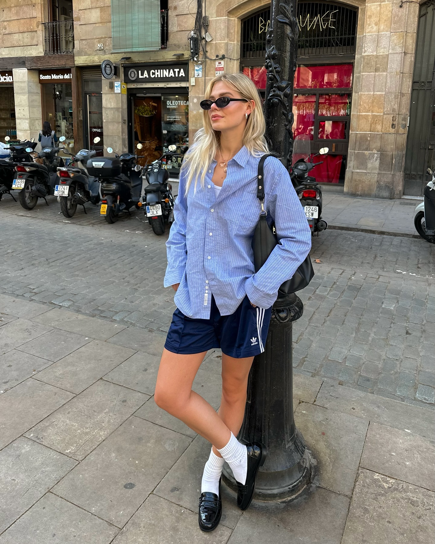 아디다스 쇼츠에 뭐 신지?🩳🔍
아디다스 쇼츠와 환상의 궁합을 자랑하는 신발 조합 5가지😉
1. 아디다스 쇼츠 + 플랫 슈즈
아디다스 쇼츠와 러블리한 플랫 슈즈도 꽤 괜찮은 궁합을 자랑합니다. 자칫 지루한 스타일링이 될 수 있는 코디에 귀여운 포인트를 더해주는 셈이죠.
2. 아디다스 쇼츠 + 버켄스탁 보스턴
편함에 편함을 더해 더욱 힙해지는 두 브랜드 아이템의 찰떡 케미. 원마일웨어로도 손색없는 아디다스 쇼츠와 버켄스탁 보스턴의 조합입니다.
3. 아디다스 쇼츠 + 스니커즈
말이 필요 없는 조합이죠. 스포티한 아이템들을 조합하여 실패 없이 다양한 일상룩을 즐겨볼 수 있습니다.
4. 아디다스 쇼츠 + 로퍼
스포티한 쇼츠와 포멀한 로퍼의 만남이라니. 말만 들었을 때에는 안 어울릴 것 같은 이 조합이 최근 해외 인플루언서들 사이에서 인기입니다. 상의로 셔츠나 블라우스까지 믹스매치한다면 완벽한 이 조합!
5. 아디다스 쇼츠 + 롱부츠
비 오는 날이면 아디다스 쇼츠에 롱부츠를 매치해보세요. 시원하고 편한 아디다스 쇼츠와 장화 역할을 대신해 줄 롱부츠 조합으로 스타일리시하고도 든든한 코디를 완성할 수 있습니다. 이미지7