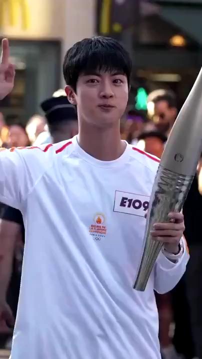 파리 올림픽 성화 봉송하는 진❤️‍🔥

진이 14일(현지시각) ‘2024 파리 올림픽’ 성화 봉송을 성공적으로 마무리했습니다. 진은 파리에서 의미 있는 구간을 연결하는 주자로 나서, 약 10분 동안 성화 봉송을 이어갔는데요. 다음 주자에게 횃불을 전달 후 현장에 모인 관중들에게 손인사를 건네며 제 역할을 마무리했습니다. 앞서 소속사 빅히트 뮤직을 통해 진은 "성화 봉송에 참여할 수 있게 돼 너무 영광스럽게 생각하며, 제가 성화 봉송을 할 수 있게 만들어 준 아미 여러분과 팬분들께 진심으로 감사드린다”고 감사 인사를 전했습니다. 이미지