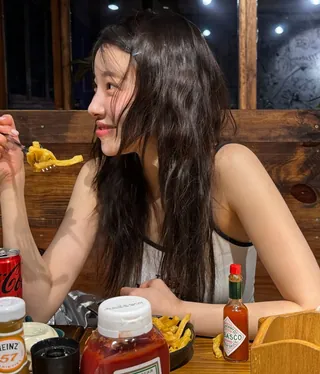맑눈광 아영언니😳❤️반전 사복룩
SNL 속 MZ아이콘 김아영. 친숙한 사복으로 반전있는 워너비 여친룩을 보여주는 센스 코디를 살펴보세요. 게다가 레전드 미모로 청량한 모습까지 보여줘 너무 매력있답니다.🐳 이미지