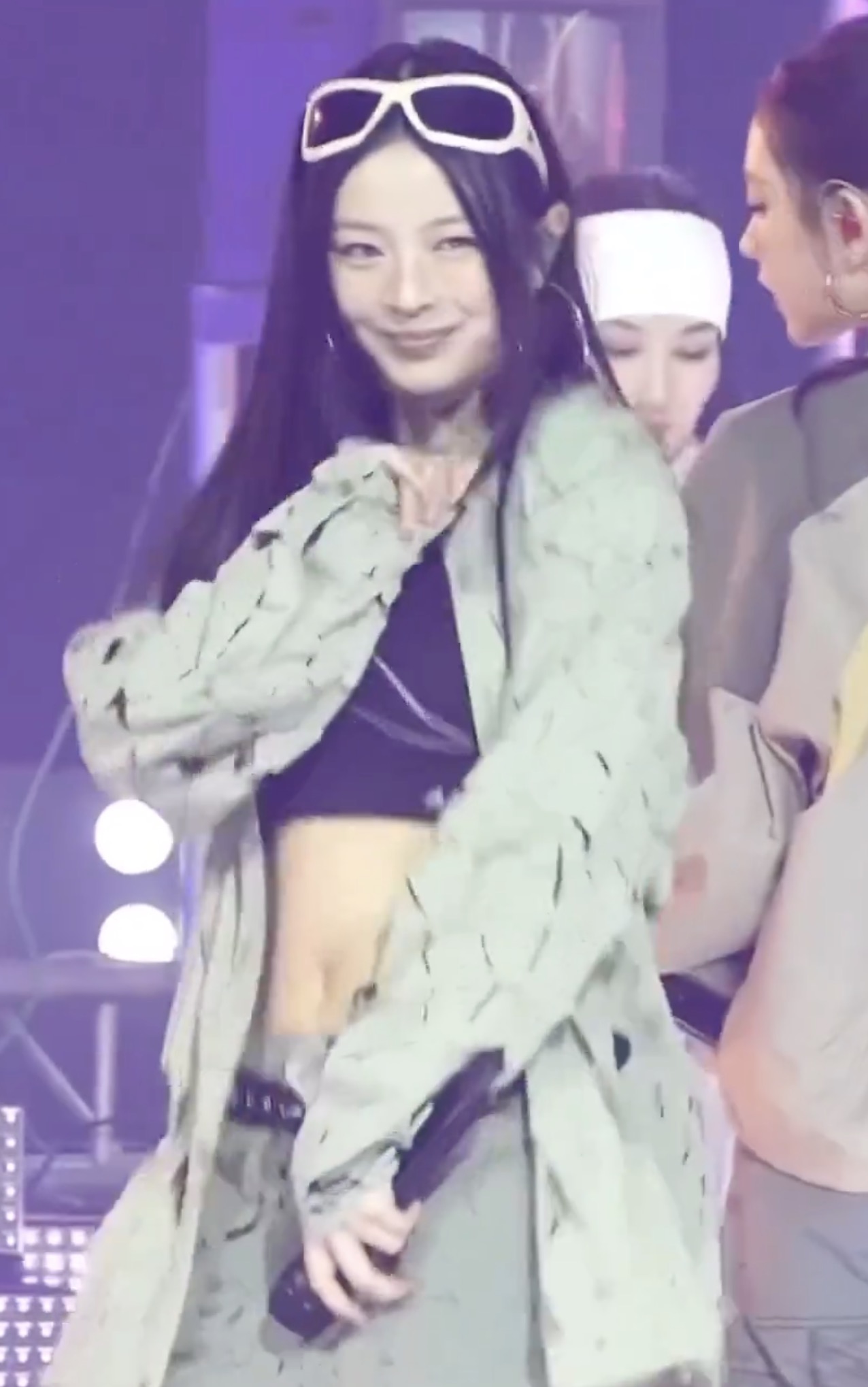 귀여운 얼굴에 그렇지 못한 복근❤️‍🔥
최근 단발병부터 운동자극까지 주는 @하니🐰🖤 이미지