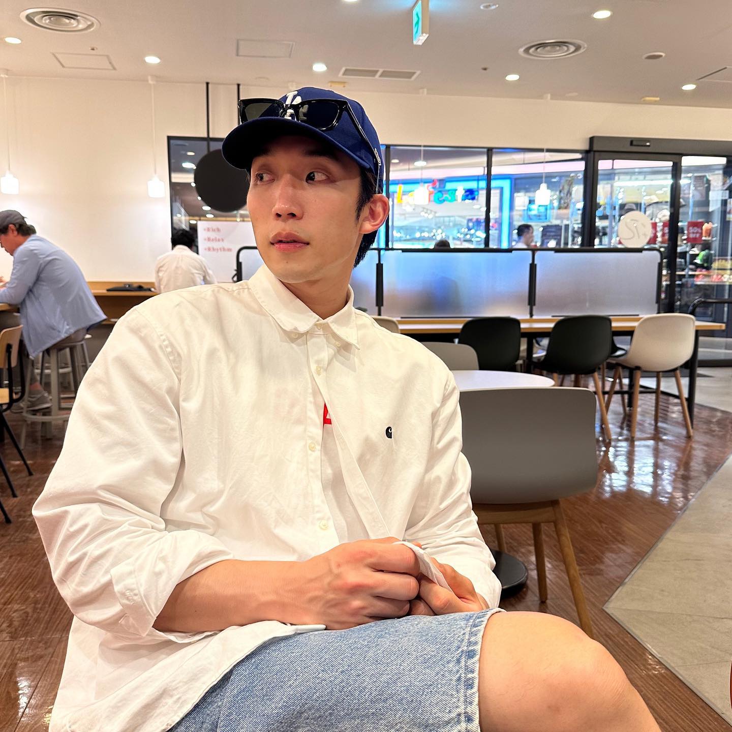 존잘러들의 선글라스 활용법😎☀️ 이미지"