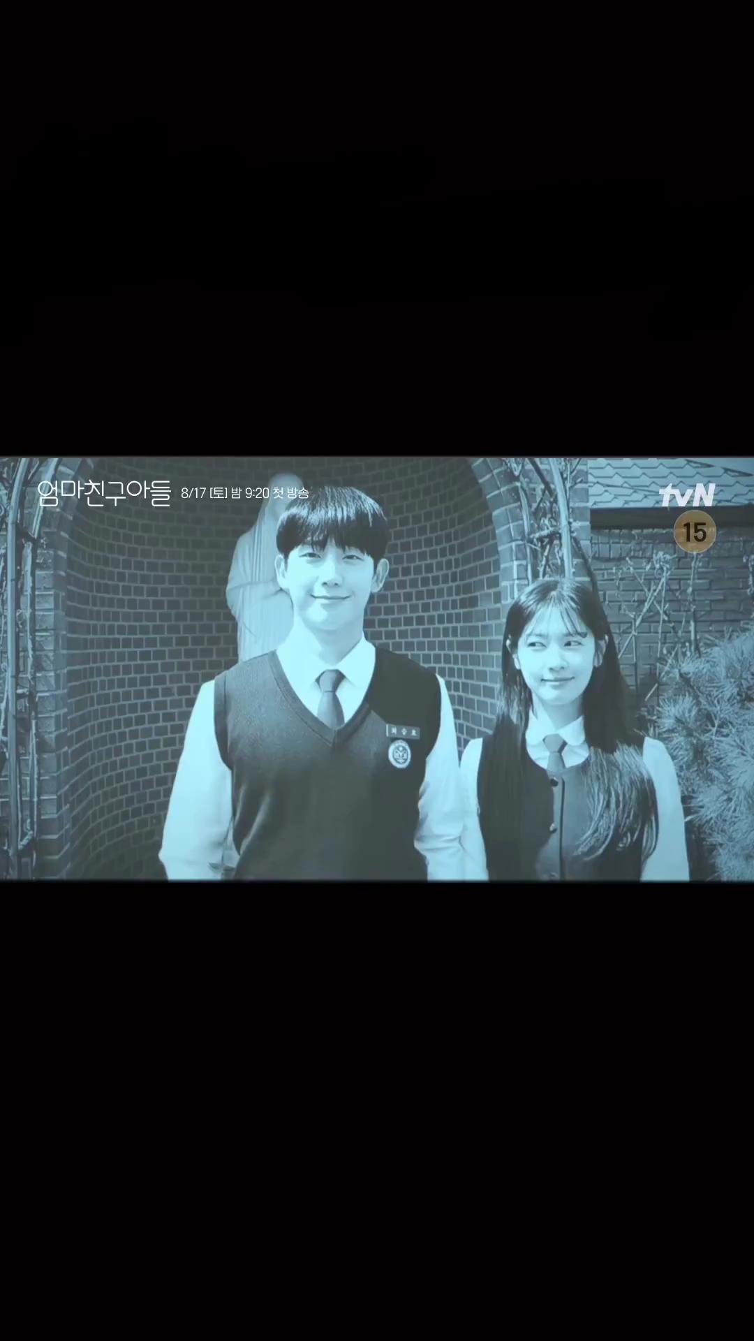 교복이 어쩜 이렇게 잘어울려🤍

tvN이 새 토일드라마 ‘엄마친구아들’의 티저 영상을 공개했습니다. 영상에서는 최승효(정해인)와 배석류(정소민)의 과거부터 현재까지 성장 파노라마가 담겨 기대감을 더했는데요. ‘엄마친구아들’은 오류 난 인생을 재부팅하려는 여자와 그의 살아있는 흑역사인 엄마 친구 아들이 벌이는 파란만장한 동네 한 바퀴 로맨스로, 소꿉남녀 최승효와 배석류가 인생의 교차로에서 재회하며 펼쳐지는 이야기를 그린 드라마입니다. 한편, 정해인은 모든 것이 완벽한 엄친아 최승효 역을 맡으며 이번에 첫 로맨틱 코미디 도전에 나서는데요. ‘엄마친구아들’은 8월 17일에 첫 방송됩니다. 이미지