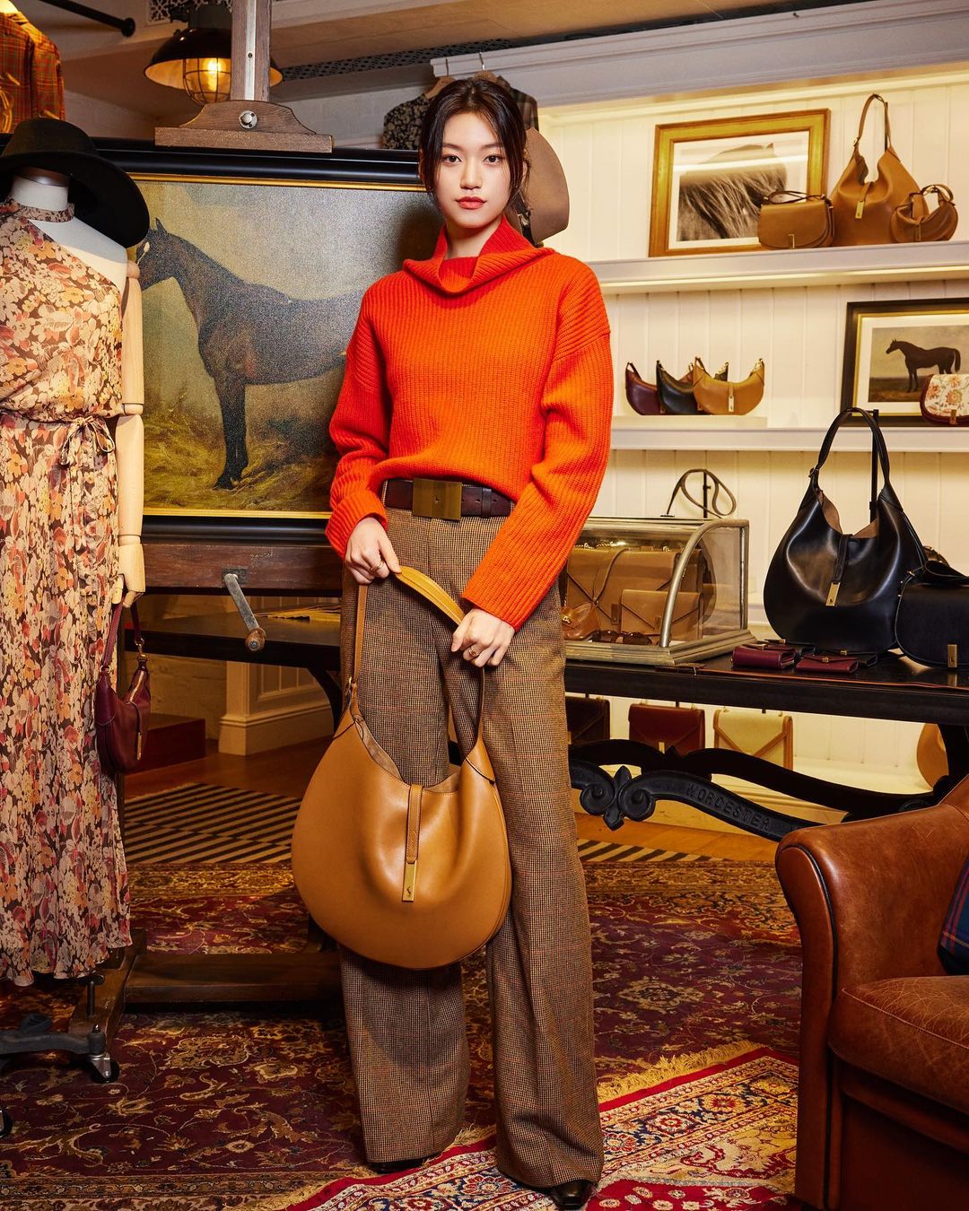 윈터 공항패션🖤💛폴로랄프로렌
그녀의 꾸안꾸 빅백 픽 스타일링 포인트🏇🏻👜폴로 ID백 모던해 이미지
