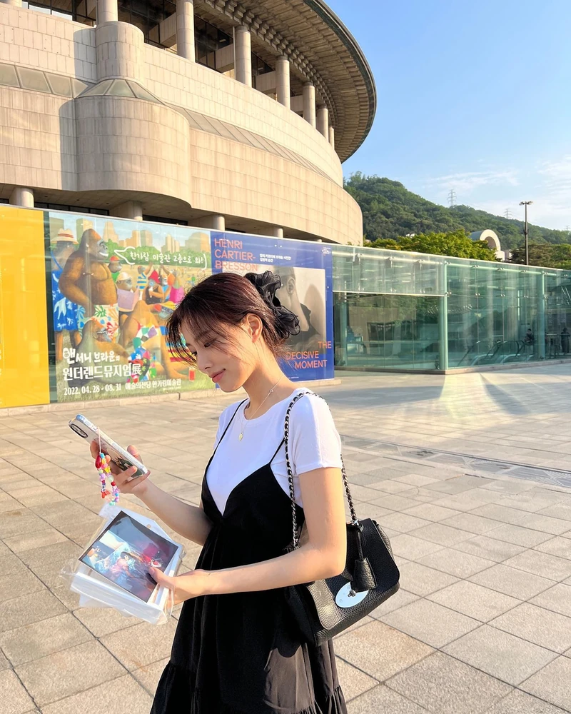 데일리 조합🤍흰티+블랙원피스 이미지1