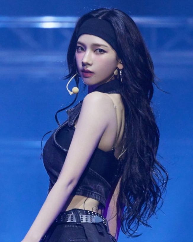 요즘 여돌들의 헤어밴드 스타일🤍
올여름 스포티한 매력의 헤어밴드 같이 해보자🙌 이미지5
