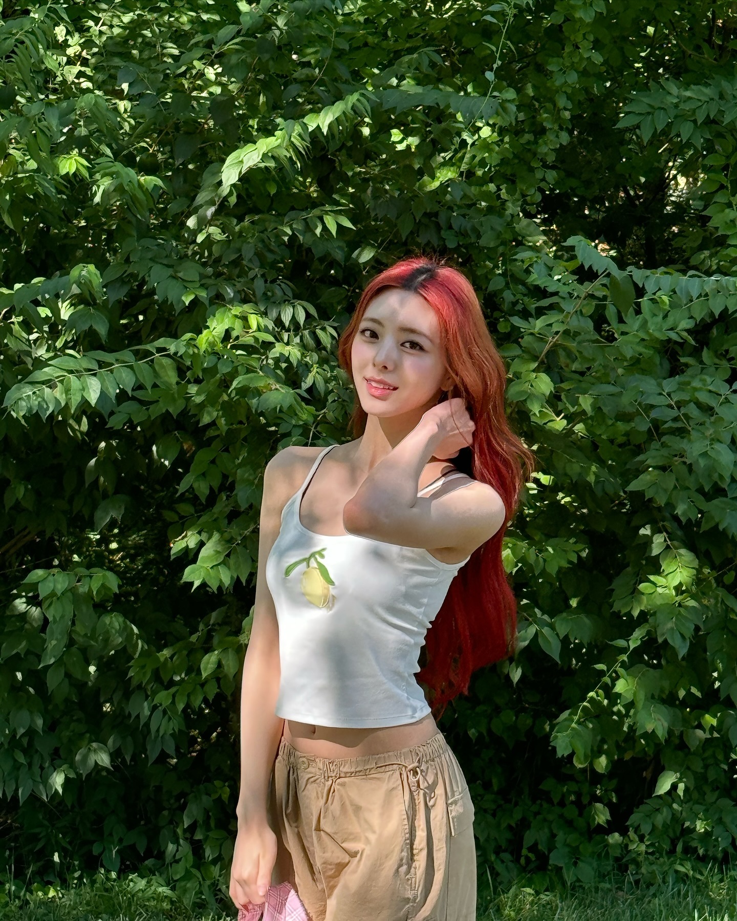셀럽들 사복코디 속 자주 등장하는 브랜드, 글로니✨🤍

1. 로제: 프로방스 아일렛 쇼츠, 5만 8천 원.

2. 홍지윤: 발코넷 비키니 탑 믹스베리, 7만 5천 원. / 하이웨스트 비키니 믹스베리, 5만 8천 원.

3. 닝닝: 3/4 버튼 플라이 티 화이트, 4만 8천 원.

4. 제니: 걸프렌드 러플 미니 스커트, 25만 8천 원.

5. 유나: 프루티 탱크 탑 레몬, 5만 8천 원. / 프로방스 아일렛 미니 스커트, 5만 5천 원.

6. 선미: 가든 슬리브 탑, 15만 8천 원.  이미지