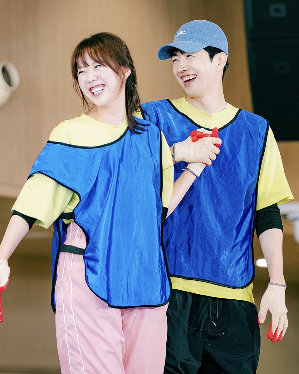 당분간 강훈 지예은 케미 못본다🥹

강훈이 ‘런닝맨’ 마지막 녹화에 임했다는 소식이 전해지며 하차설이 언급됐습니다. 지난해 5월 강훈은 ‘런닝맨’ 첫 임대 멤버로 발탁되어, 4주 계약을 맺었으나 이후 시청자들의 호평에 8주간 촬영을 진행했는데요. 최근 빈번하게 게스트로 출연한 지예은과 러브라인을 만들며 많은 사랑을 받고 있죠. ’런닝맨’측은 하차설에 대해 강훈이 “임대 멤버로서 잠시 촬영을 못하는 것”이라며 “추후 스케줄에 맞춰 언제든 돌아올 예정”이라고 전했습니다. 이미지2