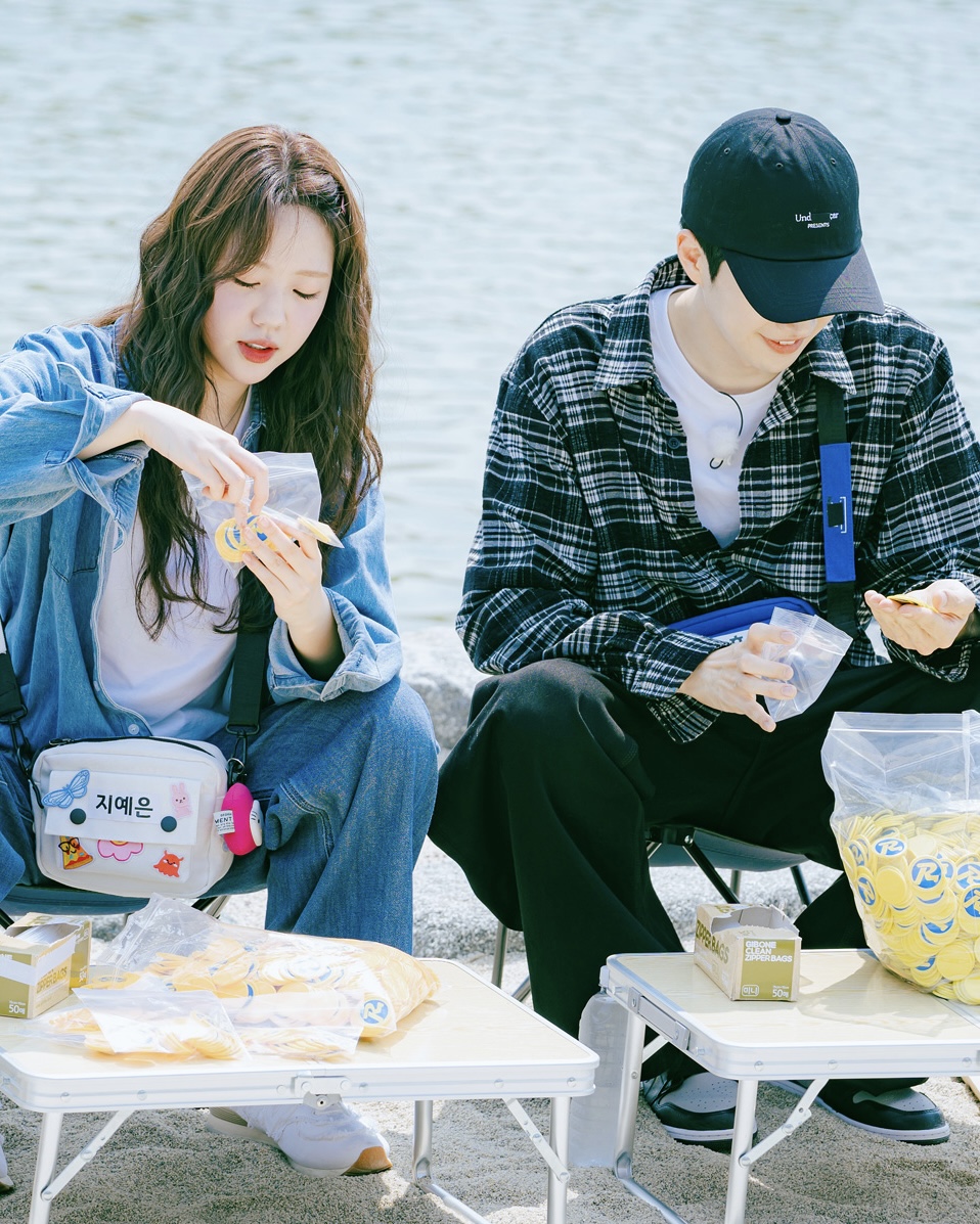 당분간 강훈 지예은 케미 못본다🥹

강훈이 ‘런닝맨’ 마지막 녹화에 임했다는 소식이 전해지며 하차설이 언급됐습니다. 지난해 5월 강훈은 ‘런닝맨’ 첫 임대 멤버로 발탁되어, 4주 계약을 맺었으나 이후 시청자들의 호평에 8주간 촬영을 진행했는데요. 최근 빈번하게 게스트로 출연한 지예은과 러브라인을 만들며 많은 사랑을 받고 있죠. ’런닝맨’측은 하차설에 대해 강훈이 “임대 멤버로서 잠시 촬영을 못하는 것”이라며 “추후 스케줄에 맞춰 언제든 돌아올 예정”이라고 전했습니다. 이미지4