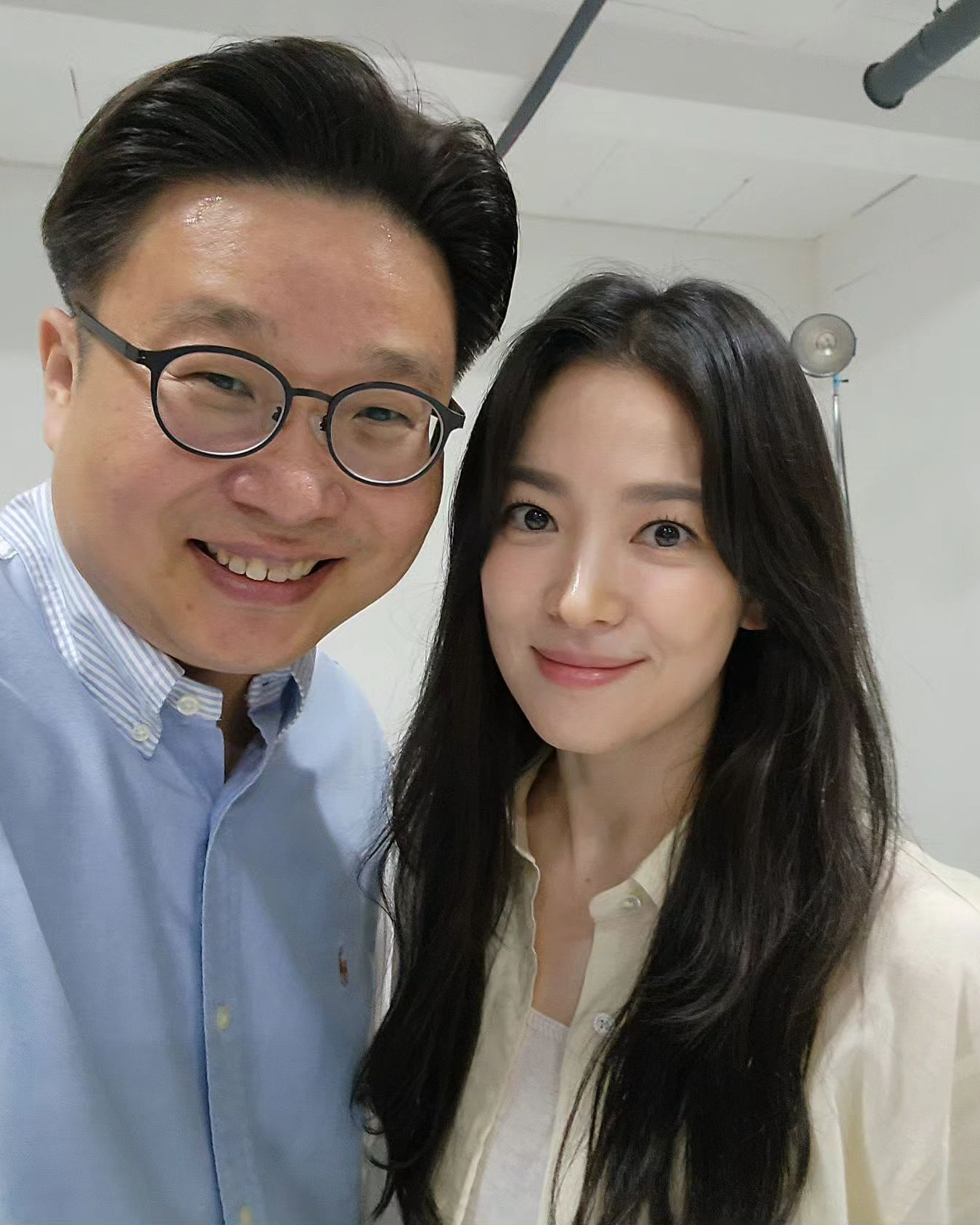 13년째 선행 중인 송혜교✨

송혜교가 서경덕 성신여대 교수와 함께 프랑스 파리 내 한국 독립운동 유적지를 알리는 안내서를 기증했습니다. 주프랑스한국교육원과 파리국제대학촌 한국관에 전달된 1만 부의 안내서는 한국어와 프랑스어로 제작됐으며, 파리에서 독립운동을 한 서영해, 고려통신사, 대한민국 임시정부 파리위원부 구지, 파리 한국 친우회 창립지 등에 대해 상세히 소개하고 있는데요. 서 교수는 “다가오는 파리 올림픽을 맞아 많은 한국인 및 외국인이 파리를 방문할 예정인데, 이들에게 한국 독립운동 유적지를 널리 소개하고 싶었다”고 전했습니다. 한편, 송혜교와 서경덕 교수는 지난 13년간 해외에 남아있는 대한민국 독립운동 유적지에 한국어 안내서, 한글 간판, 독립운동가 부조작품 등을 36곳에 기증해 왔습니다. 이미지