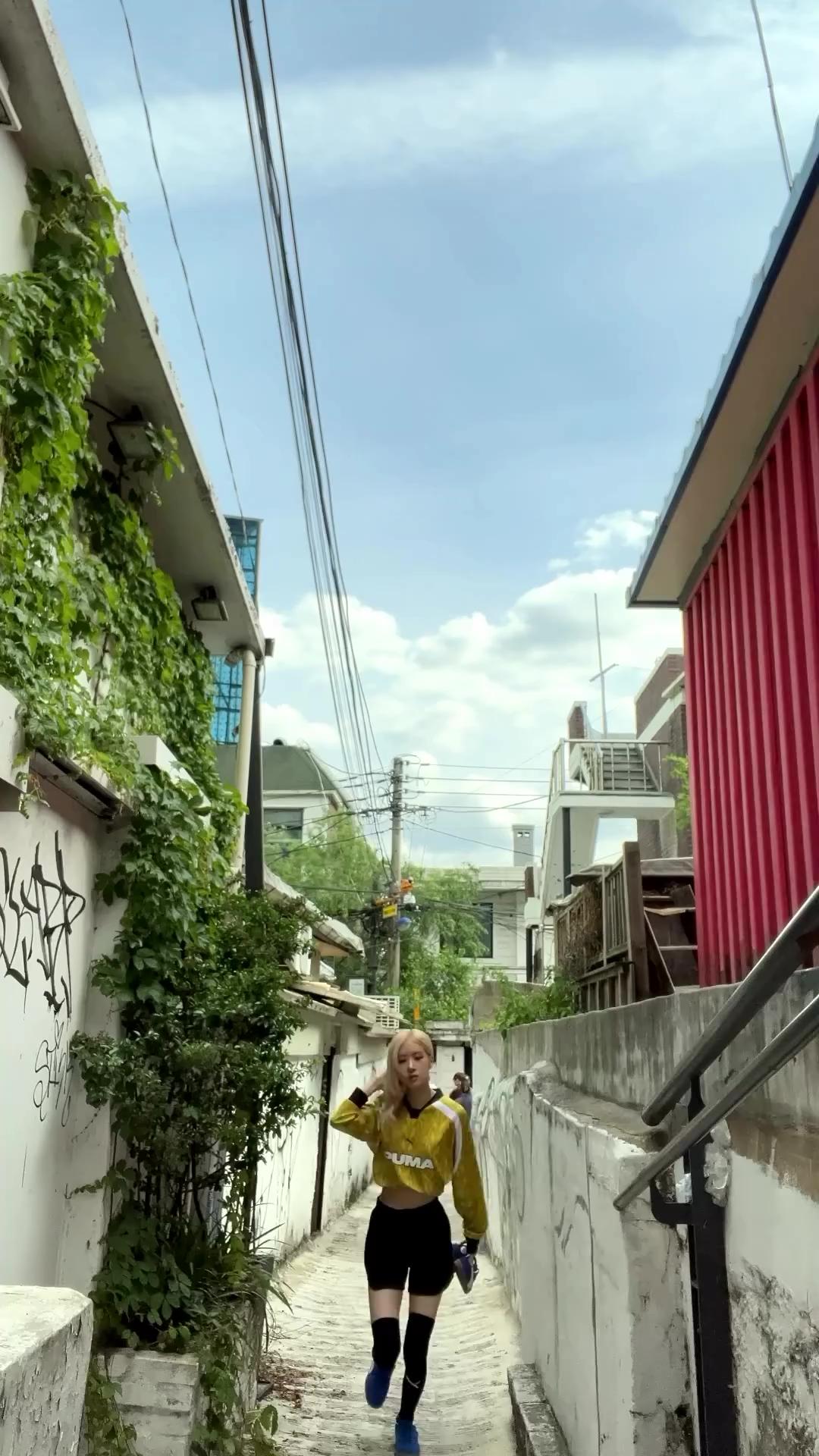 로제 푸마 캠페인 영상 공개💛

로제의 새로운 푸마 캠페인 영상이 공개됐습니다. 지난 6월 푸마 스포츠스타일 앰버서더 라인업에 합류한 로제는 푸마의 상징적인 로우탑 스니커즈 ‘팔레르모’ 캠페인을 시작으로 앰버서더 활동에 돌입한다고 밝힌 바 있는데요. 이번에 새롭게 공개된 영상 속 로제는 블루 컬러의 팔레르모와 함께 롱 슬리브 풋볼 저지와 쇼츠, 그리고 니삭스로 스포티한 스타일링을 완성했습니다. 이미지