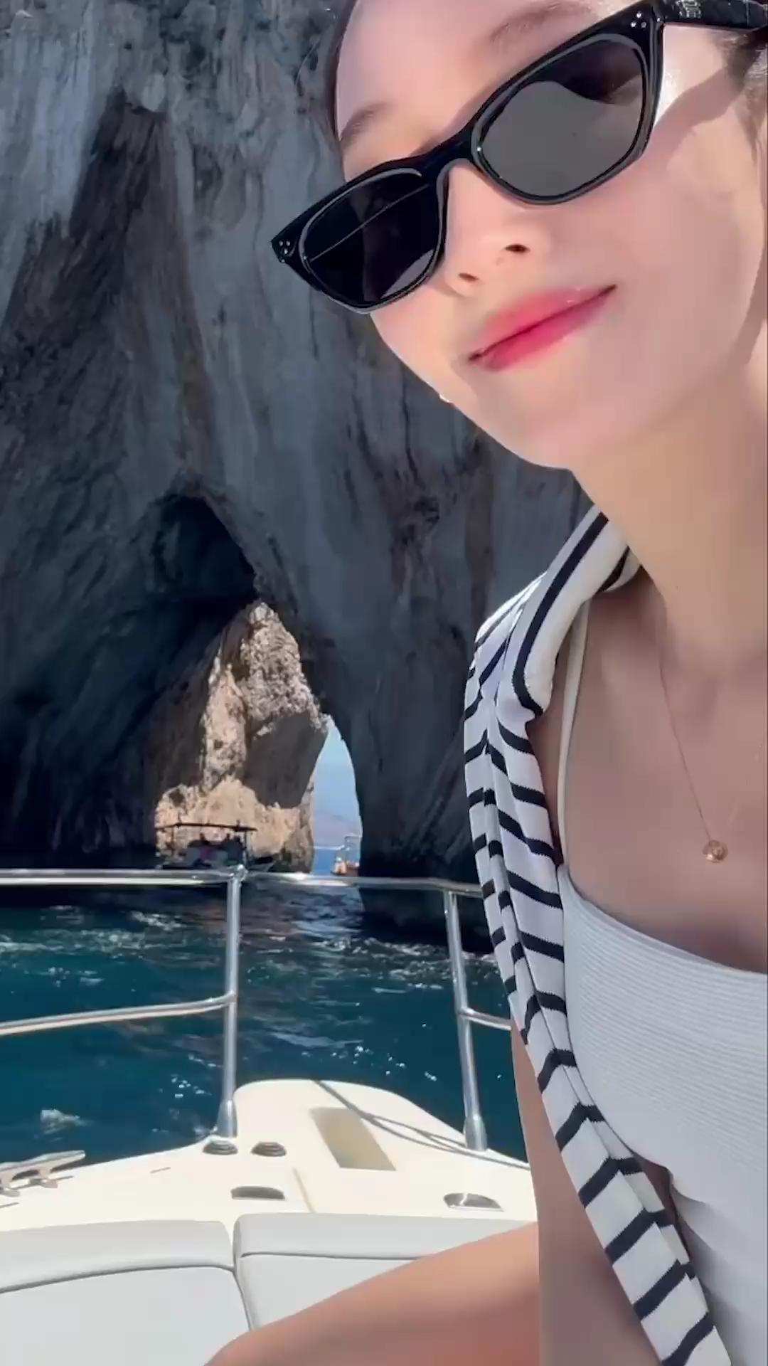 고급진 휴양지 코디🛥️💫제시카
화이트 모노키니 위로 걸친 마린룩 무드의 스트라이프티⚓🤍 이미지
