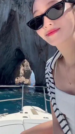 고급진 휴양지 코디🛥️💫제시카 화이트 모노키니 위로 걸친 마린룩 무드의 스트라이프티⚓🤍 이미지