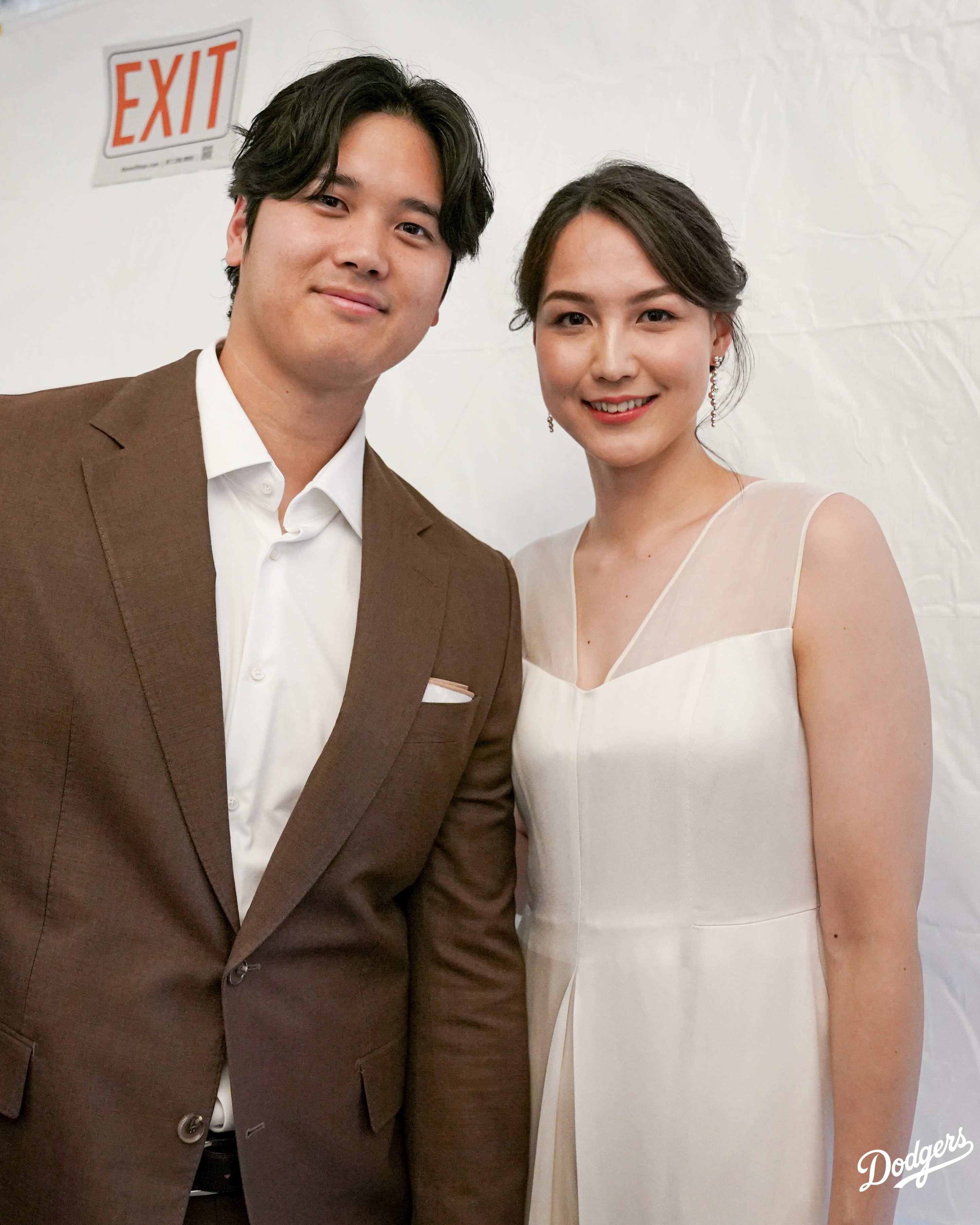 오타니 부부👩🏻‍❤️‍👨🏻편안한 그림체🐶

17일(한국 시각) 오타니 쇼헤이가 가족과 함께 글로브 라이프 필드에서 열린 2024 메이저리그 올스타전 레드 카펫 무대에 섰습니다. 이날 열린 레드 카펫 행사에 아내인 다나카 마미코와 함께 등장했는데요. 지난겨울 결혼한 오타니는 3월 서울 시리즈에 이어 또 한 번 아내와 함께 공식 석상에 나섰습니다. 또한 지난 겨울부터 세계에서 가장 유명한 견공 중 하나가 된 반려견 데코핀도 함께 했는데요. 바로 오타니의 갈색 자켓 안쪽에 데코핀의 모습을 수놓은 것이죠. MLB에 따르면 오타니는 “데코핀의 털 색깔과 같은 갈색 정장을 선택했다. 그리고 데코핀은 여기 있다”며 사진을 공개했습니다. 이미지