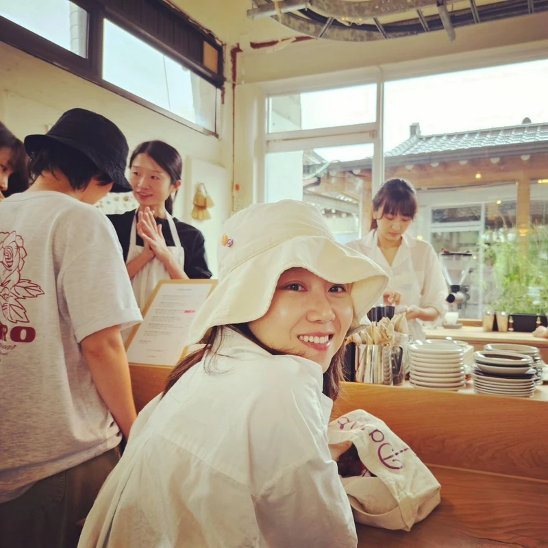 효진언니 애정템🤍화이트셔츠
셔츠로 미니멀룩 완성해봐✨ 이미지1