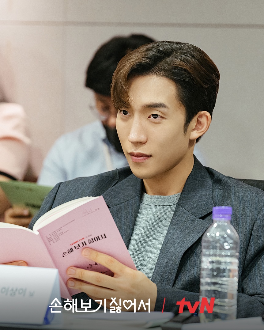 로코퀸 신민아가 돌아온다✨🤎

tvN 오리지널 드라마 ’손해 보기 싫어서’ 대본 리딩 현장이 공개됐습니다. 오는 8월 26일 첫 방송 예정인 ‘손해 보기 싫어서’는 손해 보기 싫어서 결혼식을 올린 손해영(신민아)과 피해 주기 싫어서 가짜 신랑이 된 남자 김지욱(김영대)의 손익 제로 로맨스인데요. 신민아와 김영대의 케미뿐만 아니라 ‘펜트하우스 3’에서 석경 남매로 호흡을 맞췄던 김영대와 한지현의 두 번째 만남에 더욱 화제를 모으고 있습니다. 이미지4