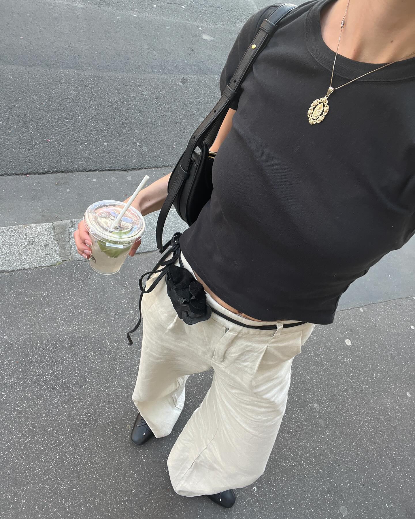 올여름 크롭티는 이 조합으로👕✔️
크롭 반팔티의 매력을 더욱 돋보이게 할 바지 아이템 조합 4🖤💙

1. 크롭 반팔티 + 데님

2. 크롭 반팔티 + 밴딩 팬츠

3. 크롭 반팔티 + 슬랙스

4. 크롭 반팔티 + 화이트 데님 이미지5