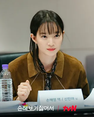 로코퀸 신민아가 돌아온다✨🤎
tvN 오리지널 드라마 ’손해 보기 싫어서’ 대본 리딩 현장이 공개됐습니다. 오는 8월 26일 첫 방송 예정인 ‘손해 보기 싫어서’는 손해 보기 싫어서 결혼식을 올린 손해영(신민아)과 피해 주기 싫어서 가짜 신랑이 된 남자 김지욱(김영대)의 손익 제로 로맨스인데요. 신민아와 김영대의 케미뿐만 아니라 ‘펜트하우스 3’에서 석경 남매로 호흡을 맞췄던 김영대와 한지현의 두 번째 만남에 더욱 화제를 모으고 있습니다. 이미지