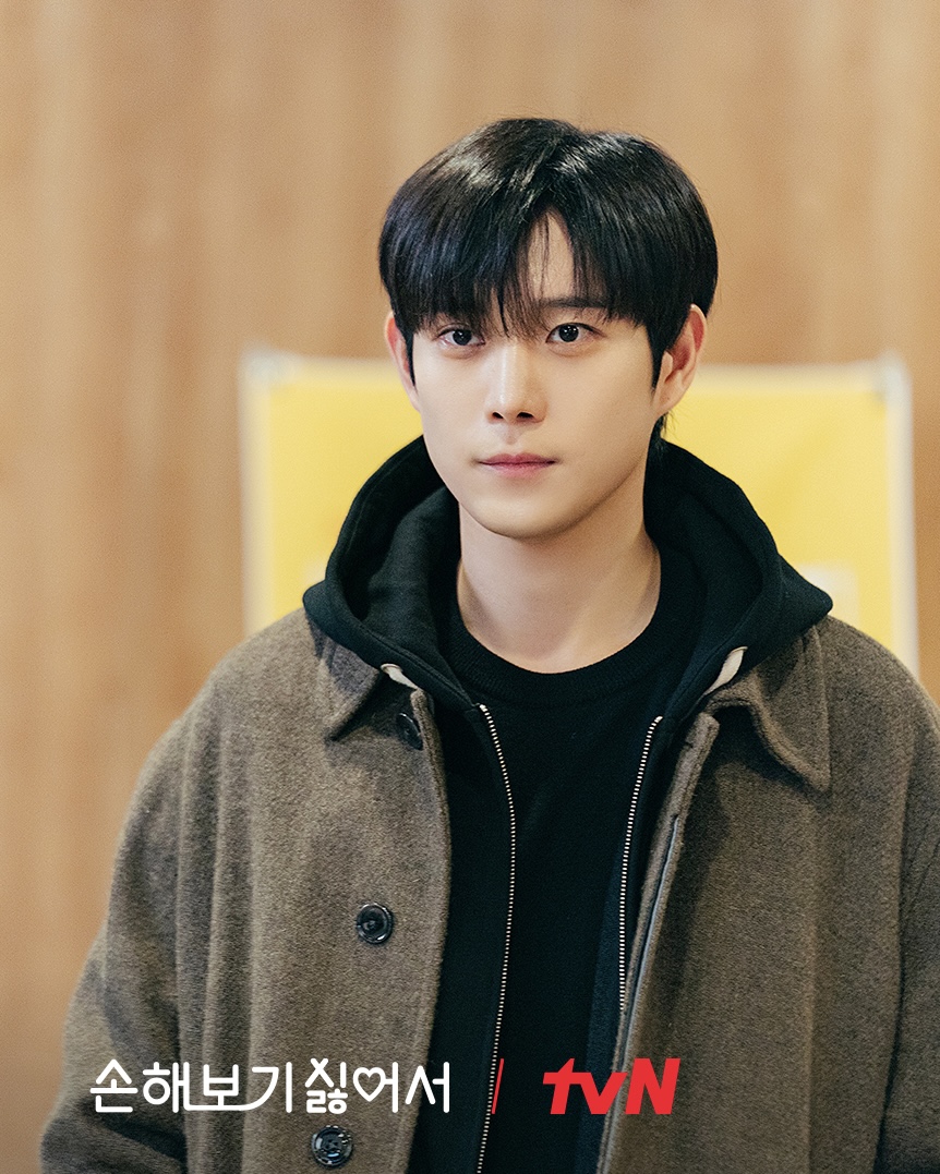 로코퀸 신민아가 돌아온다✨🤎

tvN 오리지널 드라마 ’손해 보기 싫어서’ 대본 리딩 현장이 공개됐습니다. 오는 8월 26일 첫 방송 예정인 ‘손해 보기 싫어서’는 손해 보기 싫어서 결혼식을 올린 손해영(신민아)과 피해 주기 싫어서 가짜 신랑이 된 남자 김지욱(김영대)의 손익 제로 로맨스인데요. 신민아와 김영대의 케미뿐만 아니라 ‘펜트하우스 3’에서 석경 남매로 호흡을 맞췄던 김영대와 한지현의 두 번째 만남에 더욱 화제를 모으고 있습니다. 이미지6