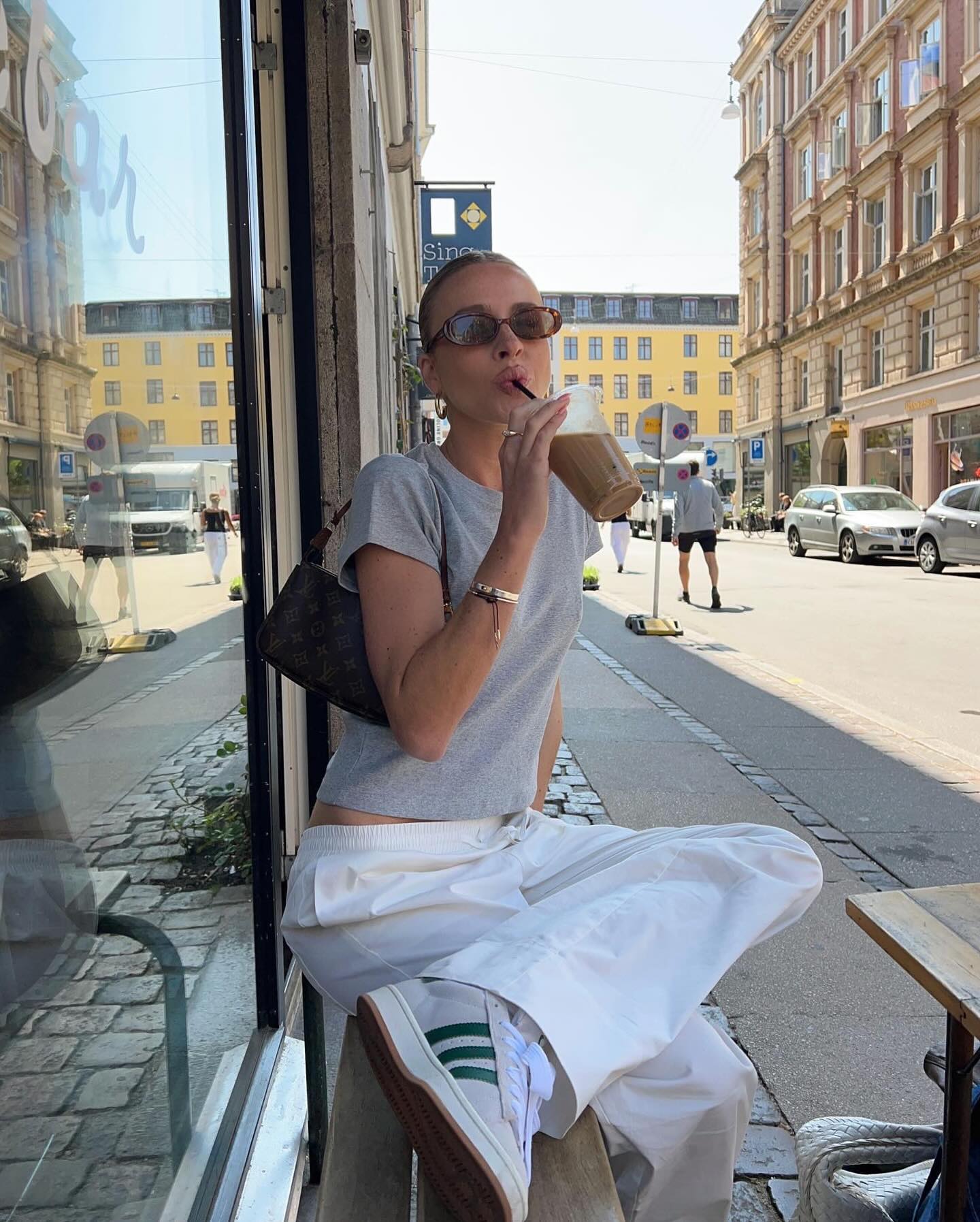 올여름 크롭티는 이 조합으로👕✔️
크롭 반팔티의 매력을 더욱 돋보이게 할 바지 아이템 조합 4🖤💙

1. 크롭 반팔티 + 데님

2. 크롭 반팔티 + 밴딩 팬츠

3. 크롭 반팔티 + 슬랙스

4. 크롭 반팔티 + 화이트 데님 이미지3