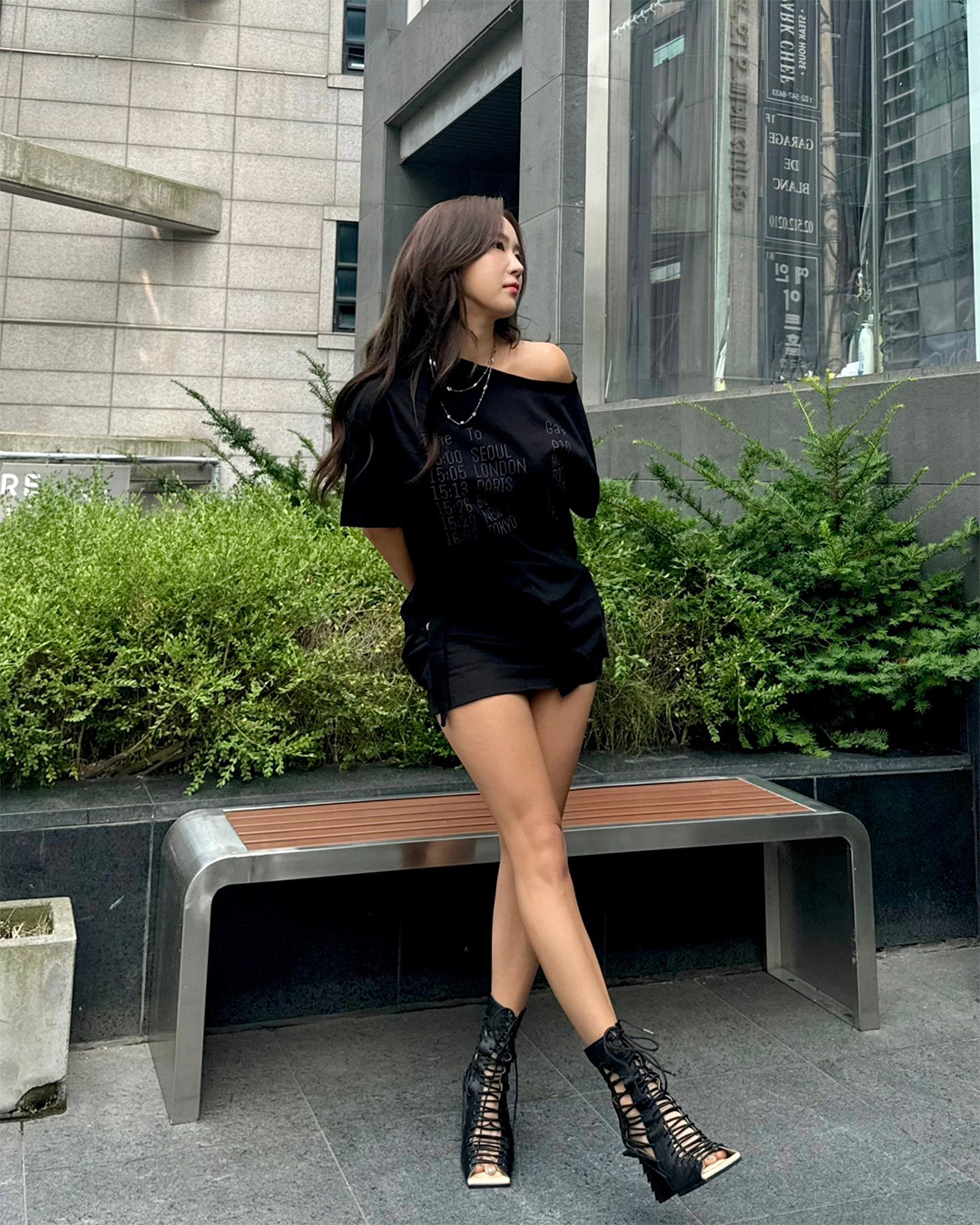 요즘 티셔츠는 비대칭 트렌드👚❤️‍🔥
한 쪽 어깨만 드러내는 오프숄더로 스타일링 @포인트해✔️ 이미지3