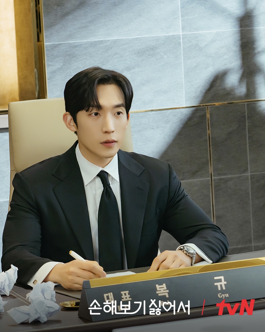 로코퀸 신민아가 돌아온다✨🤎

tvN 오리지널 드라마 ’손해 보기 싫어서’ 대본 리딩 현장이 공개됐습니다. 오는 8월 26일 첫 방송 예정인 ‘손해 보기 싫어서’는 손해 보기 싫어서 결혼식을 올린 손해영(신민아)과 피해 주기 싫어서 가짜 신랑이 된 남자 김지욱(김영대)의 손익 제로 로맨스인데요. 신민아와 김영대의 케미뿐만 아니라 ‘펜트하우스 3’에서 석경 남매로 호흡을 맞췄던 김영대와 한지현의 두 번째 만남에 더욱 화제를 모으고 있습니다. 이미지8