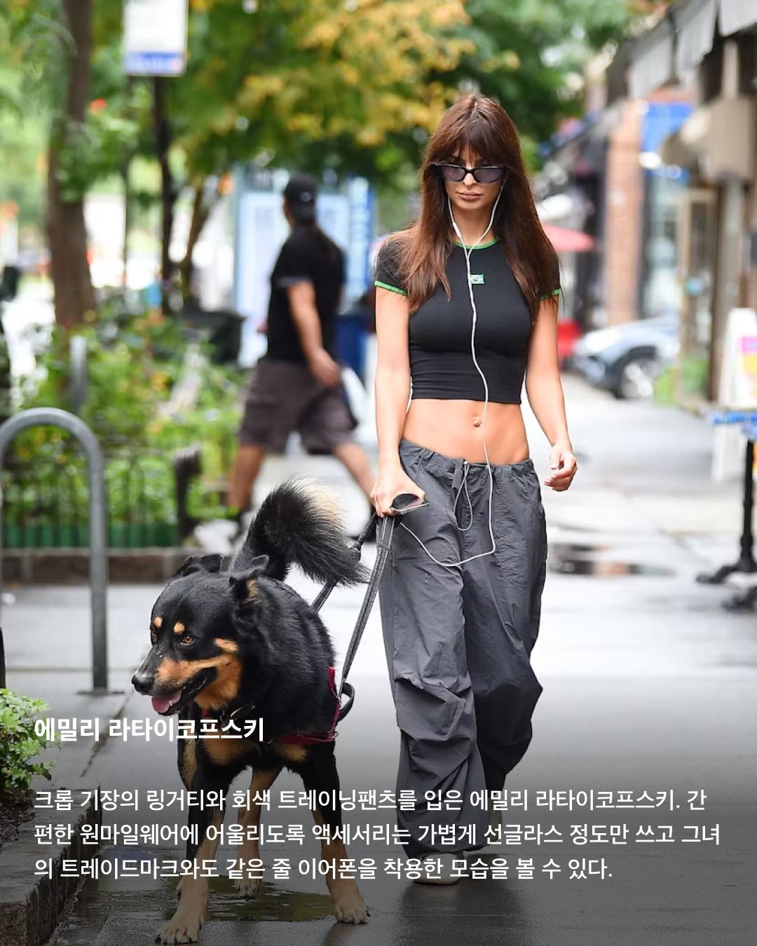 반려견과 함께하는 셀럽의 산책 런웨이🐶💞

해외 셀럽 파파라치 사진에는 유난히 강아지들이 자주 등장합니다. 강아지들을 산책시키다 찍히는 사진들이 많다 보니 그 와중에도 패션에 신경을 쓰지 않을 수가 없는데요. 때로는 집 앞에 나온 것처럼 가볍고 간편하게, 때로는 그 누구보다 패셔너블하고 럭셔리하게 입은 셀럽들의 반려견 산책룩을 슬라이드로 확인해 보세요!🦮

에밀리 라타이코프스키
크롭 기장의 링거티와 회색 트레이닝팬츠를 입은 에밀리 라타이코프스키. 간편한 원마일웨어에 어울리도록 액세서리는 가볍게 선글라스 정도만 쓰고 그녀의 트레이드마크와도 같은 줄 이어폰을 착용한 모습을 볼 수 있다.

마사 헌트
여름 일상룩의 정석을 보여준 마사 헌트. 끈나시 크롭탑과 데님 컷오프 숏팬츠, 발레 플랫 슈즈로 코디를 완성했다. 한 손에 든 해바라기 꽃다발은 여름 무드를 더하는 동시에 밋밋해 보이는 코디에 색감 포인트를 주는 역할을 한다.

헤일리 비버
휴양지에서도 강아지와 함께 한 헤일리 비버. 플라워 패턴 미니스커트와 체크 패턴 반팔니트, 세로 스트라이프 버킷햇으로 굉장히 컬러풀한 바캉스룩 코디를 선보였다.

이리나 샤크
반려견 산책룩과 카우보이코어를 접목한 이리나 샤크. 데님재킷 위에 유틸리티 셔츠를 매치하고, 태슬이 돋보이는 생로랑 웨스턴 부츠를 신었다. 카우걸 코디의 완성은 볼드한 실버 귀걸이.

아만다 사이프리드
반려견 산책룩으로 오히려 클래식한 무드를 뽐낸 아만다 사이프리드. 구슬 장식이 다수 포함된 녹색 버버리 블라우스와 치마 셋업을 착용했고, 그녀의 반려견 핀과 색상 톤이 맞는 하이힐로 코디를 완성하며 강아지와 함께하는 공식 석상에서의 패션을 선보였다.

켄달 제너
반려견과의 산책룩이 그 자체로 패션 화보가 된 켄달 제너. 보테가 베네타의 코트와 선글라스, 부츠를 착용하고 반려견 파이로와 걷는 모습은 파파라치에게 찍혔고, 그 이미지를 보테가 베네타가 직접 구매해 화보로 만들었다.

사진: 4. Hailey Rhode Baldwin Bieber @haileybieber 이미지2