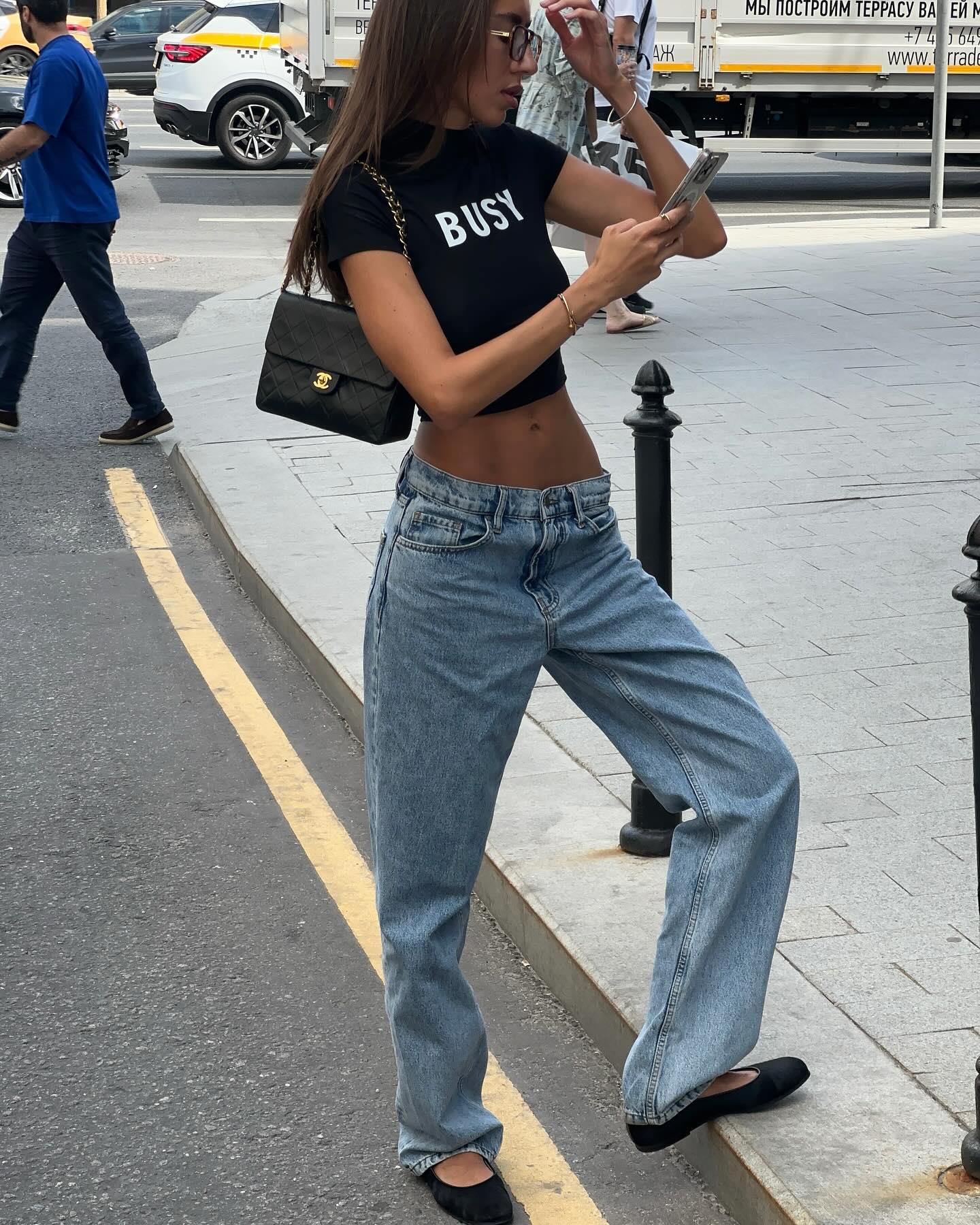 올여름 크롭티는 이 조합으로👕✔️ 크롭 반팔티의 매력을 더욱 돋보이게 할 바지 아이템 조합 4🖤💙  1. 크롭 반팔티 + 데님  2. 크롭 반팔티 + 밴딩 팬츠  3. 크롭 반팔티 + 슬랙스  4. 크롭 반팔티 + 화이트 데님 이미지