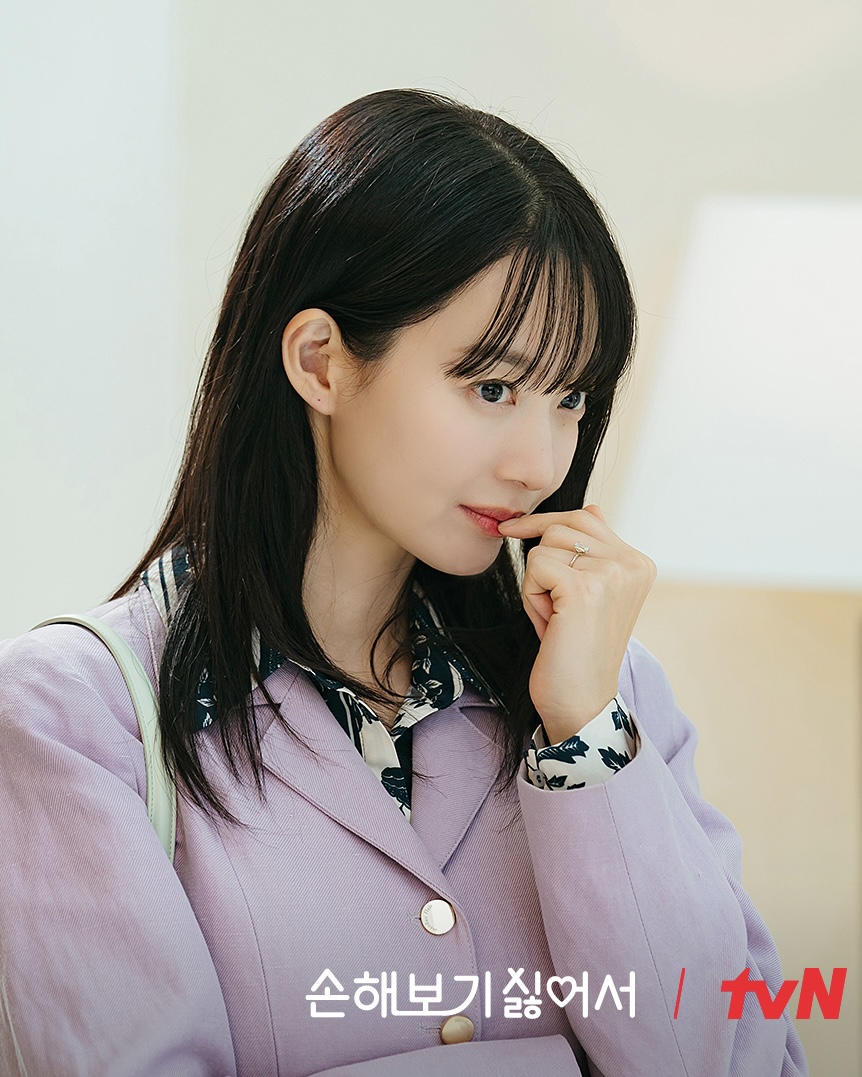 로코퀸 신민아가 돌아온다✨🤎

tvN 오리지널 드라마 ’손해 보기 싫어서’ 대본 리딩 현장이 공개됐습니다. 오는 8월 26일 첫 방송 예정인 ‘손해 보기 싫어서’는 손해 보기 싫어서 결혼식을 올린 손해영(신민아)과 피해 주기 싫어서 가짜 신랑이 된 남자 김지욱(김영대)의 손익 제로 로맨스인데요. 신민아와 김영대의 케미뿐만 아니라 ‘펜트하우스 3’에서 석경 남매로 호흡을 맞췄던 김영대와 한지현의 두 번째 만남에 더욱 화제를 모으고 있습니다. 이미지5