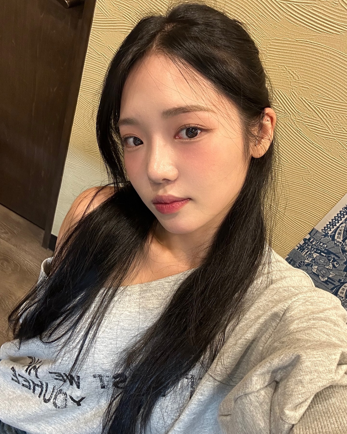요즘 티셔츠는 비대칭 트렌드👚❤️‍🔥
한 쪽 어깨만 드러내는 오프숄더로 스타일링 @포인트해✔️ 이미지