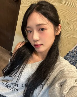 요즘 티셔츠는 비대칭 트렌드👚❤️🔥
한 쪽 어깨만 드러내는 오프숄더로 스타일링 @포인트해✔️ 이미지