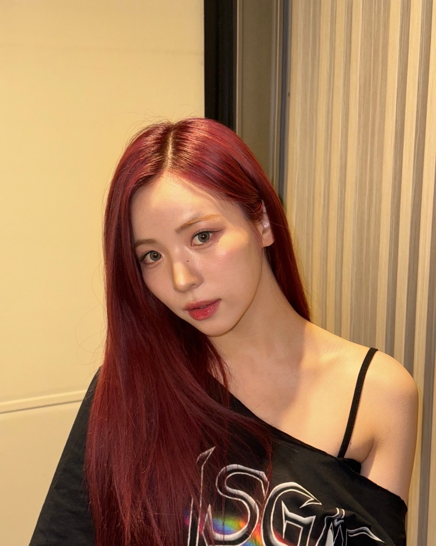 요즘 티셔츠는 비대칭 트렌드👚❤️‍🔥
한 쪽 어깨만 드러내는 오프숄더로 스타일링 @포인트해✔️ 이미지2