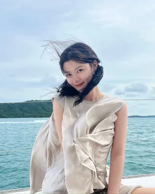 청량미 넘치는 김유정의 휴가룩💙
민소매 코디로 시원하게 휴가 즐기기✌🏻 이미지