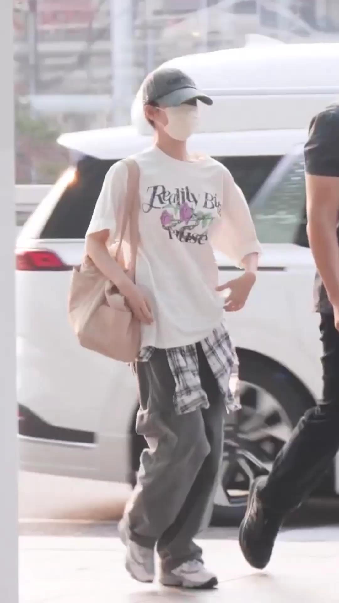 아이유 언니🤍💜꾸안꾸 공항패션
로즈 그래픽 반팔티에 힙한 볼캡 포인트💐🧢@힙하다힙해 이미지