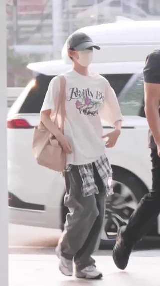 아이유 언니🤍💜꾸안꾸 공항패션
로즈 그래픽 반팔티에 힙한 볼캡 포인트💐🧢@힙하다힙해 이미지