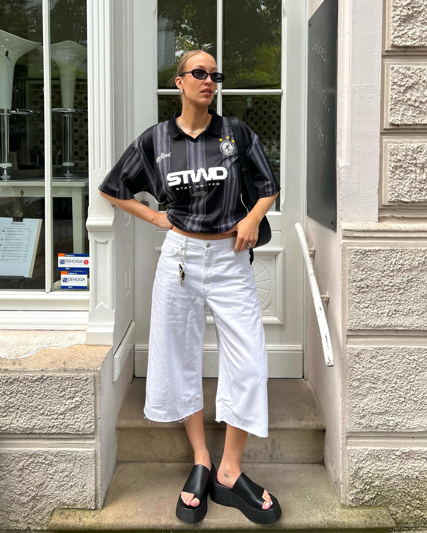 올여름 크롭티는 이 조합으로👕✔️
크롭 반팔티의 매력을 더욱 돋보이게 할 바지 아이템 조합 4🖤💙

1. 크롭 반팔티 + 데님

2. 크롭 반팔티 + 밴딩 팬츠

3. 크롭 반팔티 + 슬랙스

4. 크롭 반팔티 + 화이트 데님 이미지8