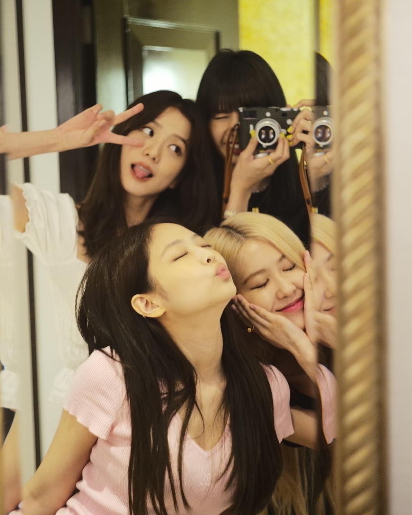 블랙핑크 팬사인회 개최🖤🩷

블랙핑크가 8월 8일, 데뷔 8주년을 기념해서 팬사인회 ‘OUR AREA WITH BLINK’를 개최합니다. 참여 인원이 88명으로 정해져 있어, 이벤트 참여자 중 추첨을 통해 팬사인회에 참여할 수 있는데요. 이벤트 참여 방법은 블랙핑크를 사랑하는 마음이 담긴 팬 레터, 그림, 사진 등 다양한 방법을 표현하고 해시태그 OUR_AREA_WITH_BLINK를 이용해 위버스에 공유하면 응모가 완료됩니다. 오는 26일 오전 11시까지 기재해야 하며, 당첨자는 31일 위버스 공지사항에서 발표됩니다. 이미지