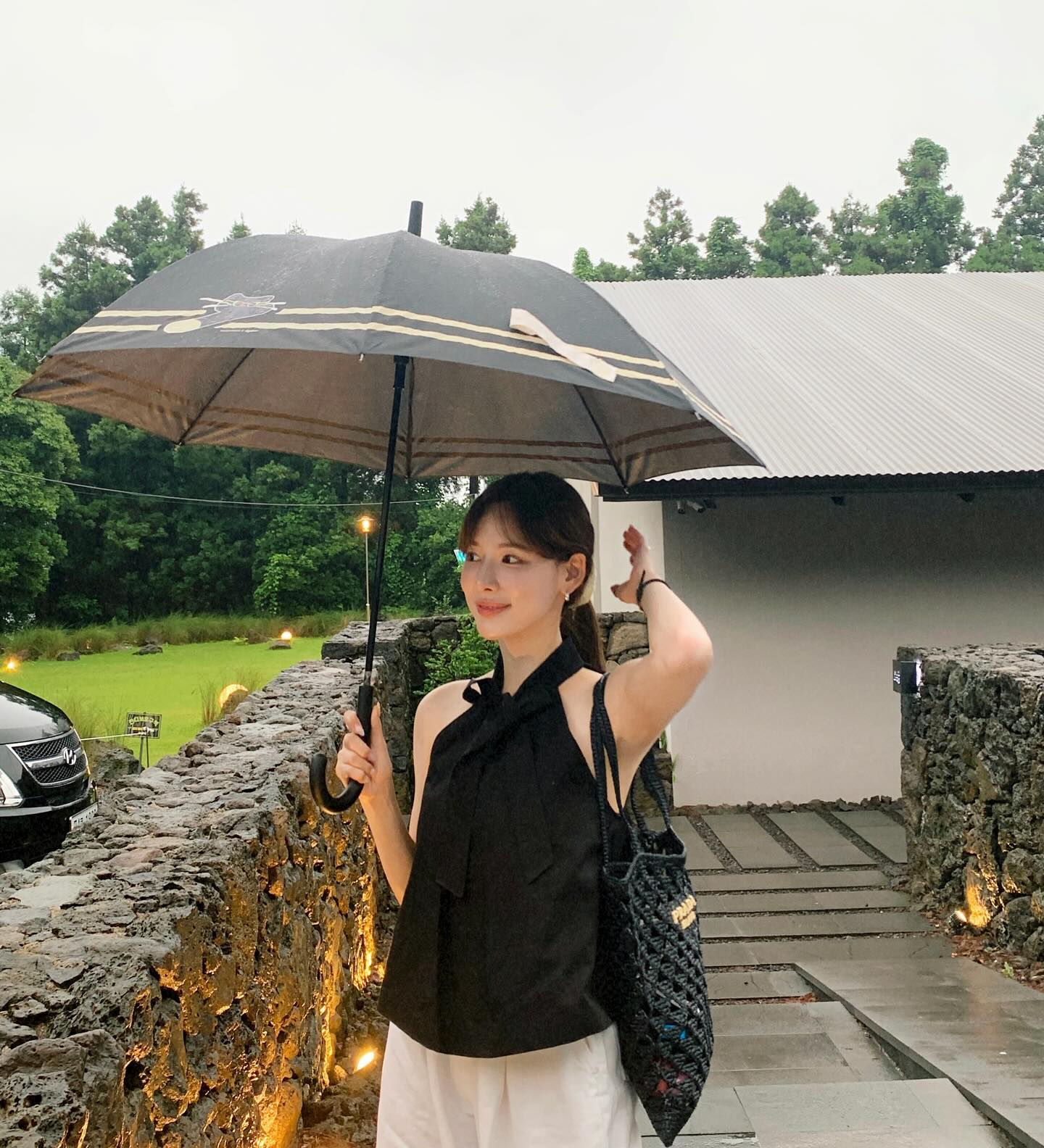 비 오는 날 필수템 3☔️@잊지마
연이은 비 소식에 꼭 챙겨야 할 아이템 부터 유용템까지🔍🖤

1. 우산
비 오는 날 우산을 깜빡한 일만큼 낭패인 것이 없습니다. 계속되는 비 소식에 우산도 패션 아이템으로써 활용하는 것을 추천하는데요. 스타일링 무드와 어울리는 컬러의 우산을 쓴다거나 화사한 컬러의 우산으로 코디 포인트를 주는 것도 좋죠.

2. 레인 부츠
장대비가 쏟아지는 장마철엔 레인 부츠가 가장 든든한 아이템이죠. 본인의 체형에 맞게 숏부터 롱까지 알맞은 기장으로 비 오는 날에도 스타일리시한 코디를 완성해 보세요.

3. 우비
최근 우비에 대한 진입 장벽이 많이 낮아졌습니다. 스타벅스와 헌터의 협업 아이템 우비부터 다양한 아이템들이 나와 많은 사람들이 애용하게 되었는데요. 비 오는 날만의 아우터로서 역할을 톡톡히 해내는 효자템이죠. 이미지