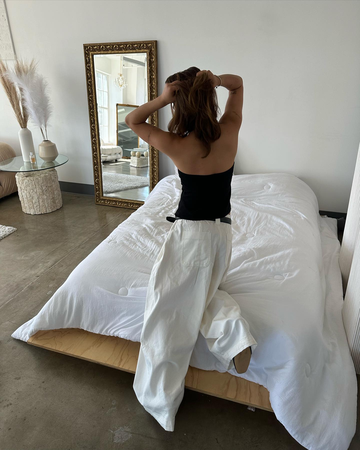 검은 나시엔 흰바지로 미니멀🖤🤍 이미지5