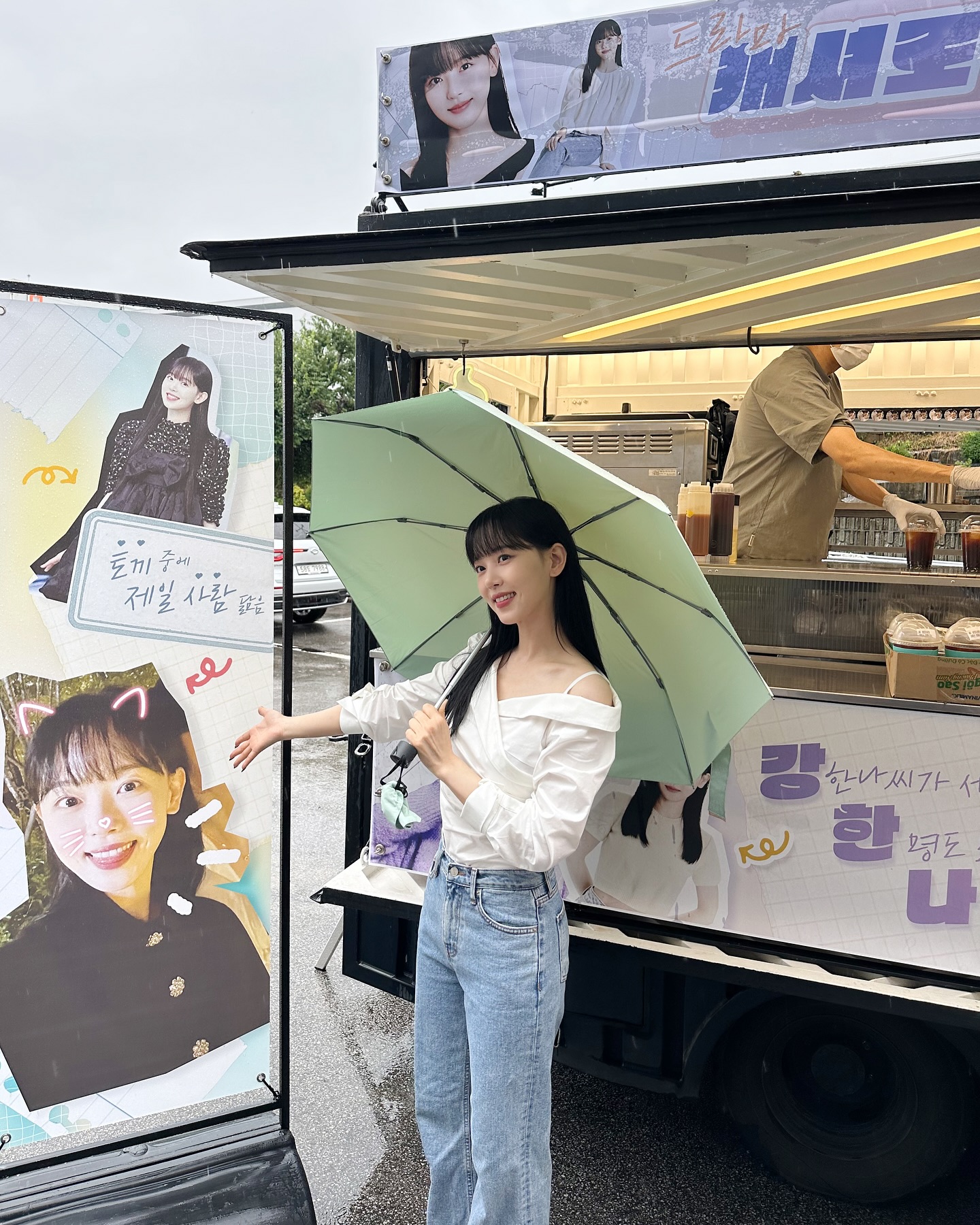 비 오는 날 필수템 3☔️@잊지마
연이은 비 소식에 꼭 챙겨야 할 아이템 부터 유용템까지🔍🖤

1. 우산
비 오는 날 우산을 깜빡한 일만큼 낭패인 것이 없습니다. 계속되는 비 소식에 우산도 패션 아이템으로써 활용하는 것을 추천하는데요. 스타일링 무드와 어울리는 컬러의 우산을 쓴다거나 화사한 컬러의 우산으로 코디 포인트를 주는 것도 좋죠.

2. 레인 부츠
장대비가 쏟아지는 장마철엔 레인 부츠가 가장 든든한 아이템이죠. 본인의 체형에 맞게 숏부터 롱까지 알맞은 기장으로 비 오는 날에도 스타일리시한 코디를 완성해 보세요.

3. 우비
최근 우비에 대한 진입 장벽이 많이 낮아졌습니다. 스타벅스와 헌터의 협업 아이템 우비부터 다양한 아이템들이 나와 많은 사람들이 애용하게 되었는데요. 비 오는 날만의 아우터로서 역할을 톡톡히 해내는 효자템이죠. 이미지
