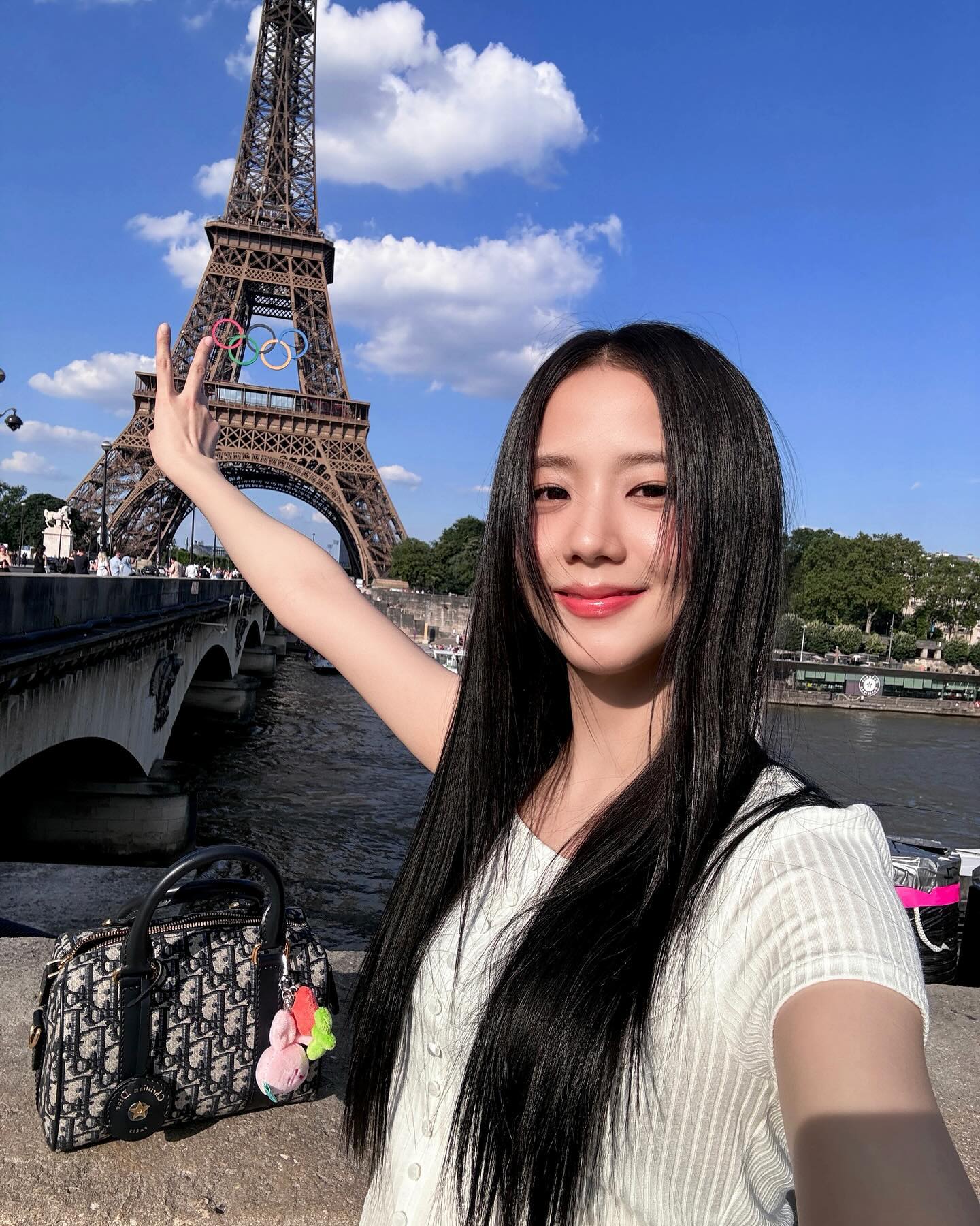 에펠탑 어디서 보는 게 예쁠까?✨
파리 올림픽 기념🇫🇷 셀럽들의 에펠탑 포토스팟 알아보기✔️

1. 지수: 이에나 다리
센강과 에펠탑을 한눈에 담을 수 있는 이에나 다리는 강변을 따라 펼쳐지는 에펠탑의 아름다운 풍경을 선사하며 원하는 분위기의 사진을 쉽게 촬영할 수 있는 최고의 포토스팟으로 꼽힙니다.

2. 있지: 샹 드 마르스 공원
파리에서 넓은 들판에 앉아 에펠탑을 바라보며 낭만을 즐길 수 있는 장소입니다. 해가 지고 난 뒤에는 에펠탑 뒤로 펼쳐지는 일몰과 화려한 조명을 밝힌 탑의 모습이 아름답게 조화를 이루는 장소입니다.

3. 김연아: 트로카데로 광장
샤요 궁 앞에 있는 넓은 광장으로 바로 앞에 에펠탑이 우뚝 서 있어서 포토스팟으로 유명한 곳입니다. 2012년에는 싸이의 강남스타일 플래시몹이 열렸던 장소이기도 하죠. 다른 장소보다 높은 곳에 위치하여 에펠탑의 웅장함을 한눈에 감상할 수 있는 최고의 장소입니다.

4. 한혜진: 카모엔 거리 Av.de Camoens
파리 특유의 고풍스러운 분위기를 느낄 수 있는 이곳은 영화 미드 나잇 인 파리의 도입부에 등장한 장소로 유명한 곳인데요. 난간에 기대거나 위에 앉기도 하면서 사진을 찍기에 좋은 장소입니다.  이미지