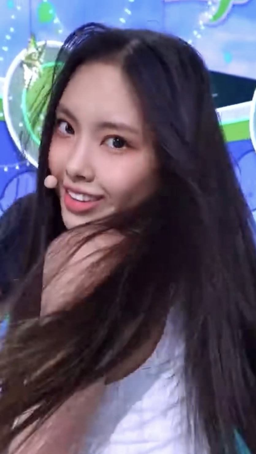뉴진스 데뷔 무대는 진짜 레전드🩵  2022년 7월 등장한 신드롬 걸그룹 뉴진스가 오늘(22일) 데뷔 2주년을 맞았습니다. 다섯 멤버 모두 지난 2년간 뉴진스 활동에 가장 기억에 남는 순간으로 최근 개최된 도쿄돔 팬미팅을 꼽았는데요. 아직 팬들의 마음속에는 뉴진스의 '어텐션(Attention)' 데뷔 무대가 자리 잡고 있죠. 당시 모두에게 충격을 줬던 청량 가득한 뉴진스의 데뷔 무대를 다시 감상해 보세요!🫧 이미지
