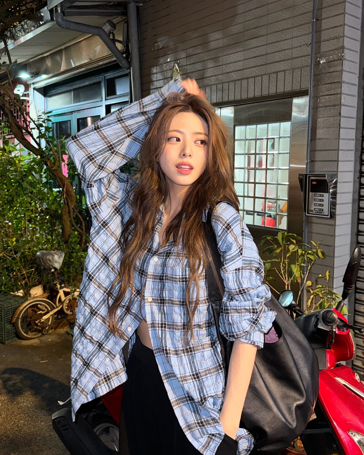 셀럽 여름 아우터👔💙 체크셔츠 이미지"