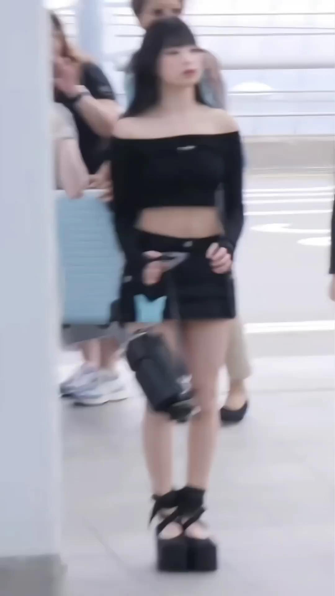 베몬 아현의 올블랙 공항룩🖤✈️ 예쁜 어깨라인 돋보이는 오프숄더 탑에 초미니 카고스커트👍 이미지