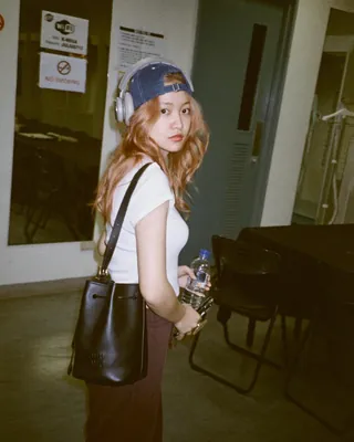 볼캡 스타일링도 색다르게🧢
악세사리 아이템을 곁들여 더욱 힙하게 완성해보는 스타일링😘
1. 볼캡 위로 헤드폰 레이어드하여 힙한 무드 더하기
2. 볼캡 위로 헤드 스카프 코디하여 올여름 트렌드 스타일링 완성하기
3. 길게 접은 스카프를 볼캡 안에 옆으로 늘여트려 스트릿 무드 더하기
4. 헤드 스카프 위로 볼캡 얹어서 색다른 코디 연출하기 이미지