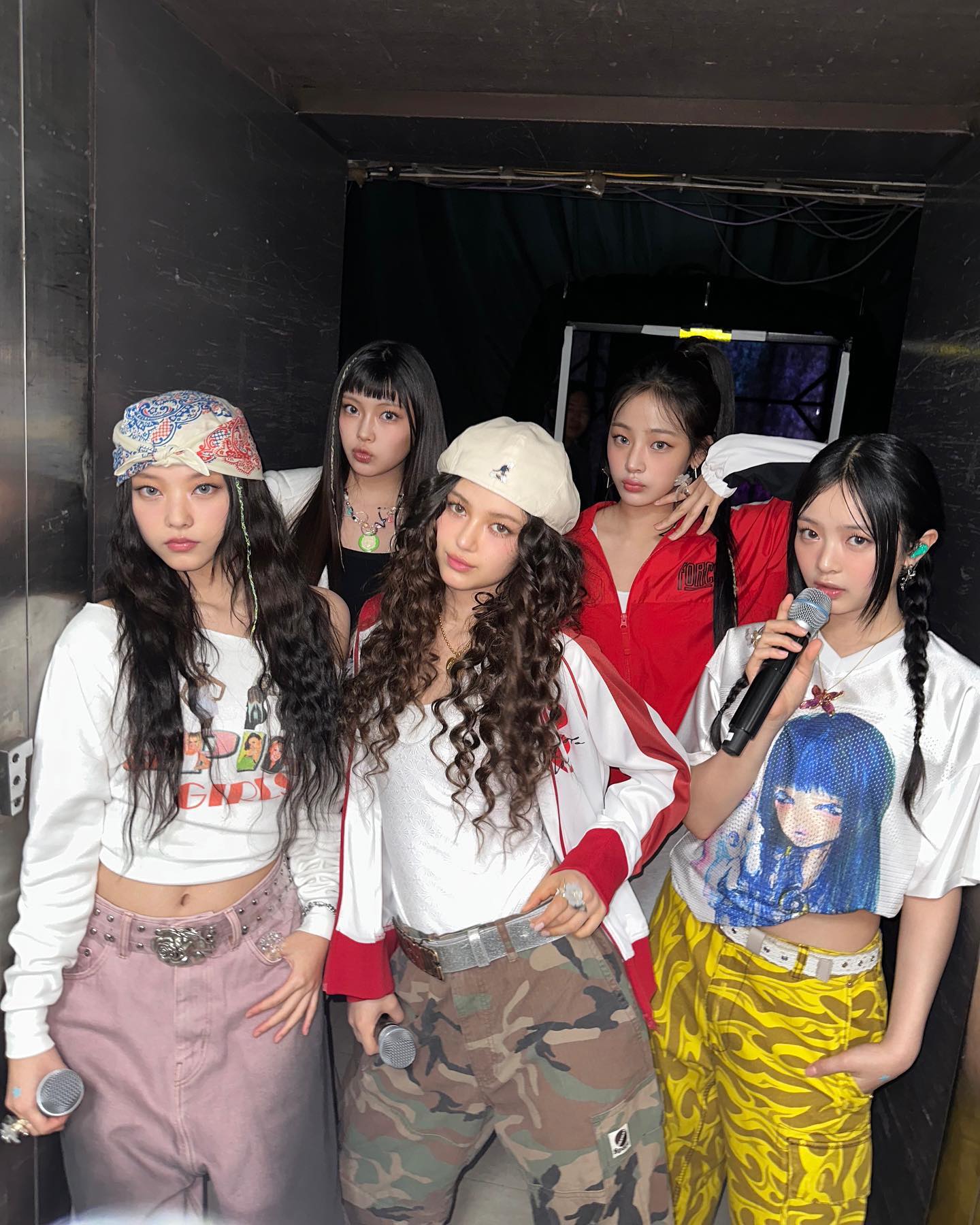 뉴진스가 말아주는 걸스힙합🌈😎
요즘 뜨거운 Y2K룩부터 뉴잭스윙까지 뉴진스 is 뭔들💛 이미지3